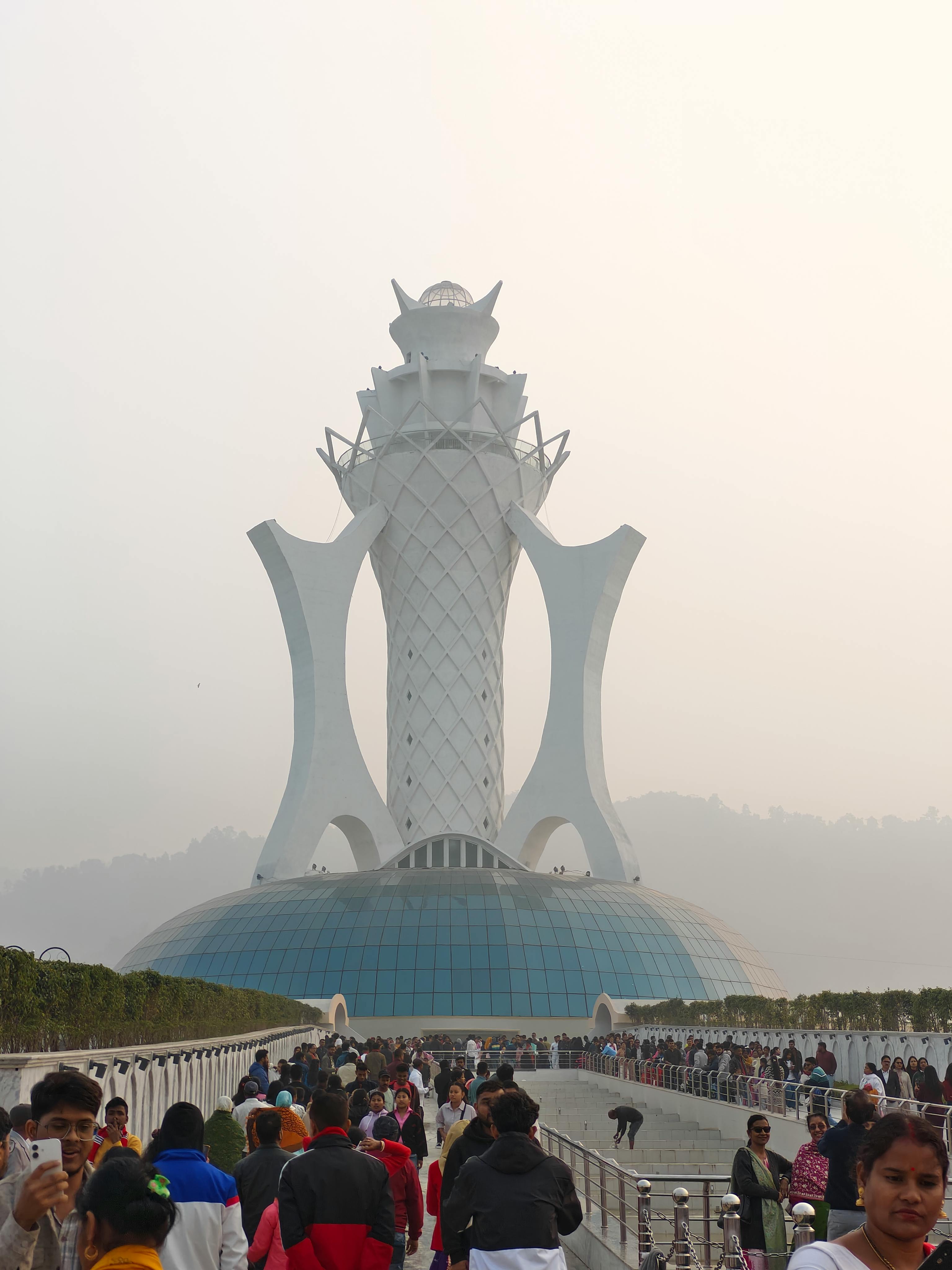 Robotníci vytesali najväčší moderný hinduistický chrám na Západe. Teraz trpia nevyliečiteľnými pľúcnymi ochoreniami