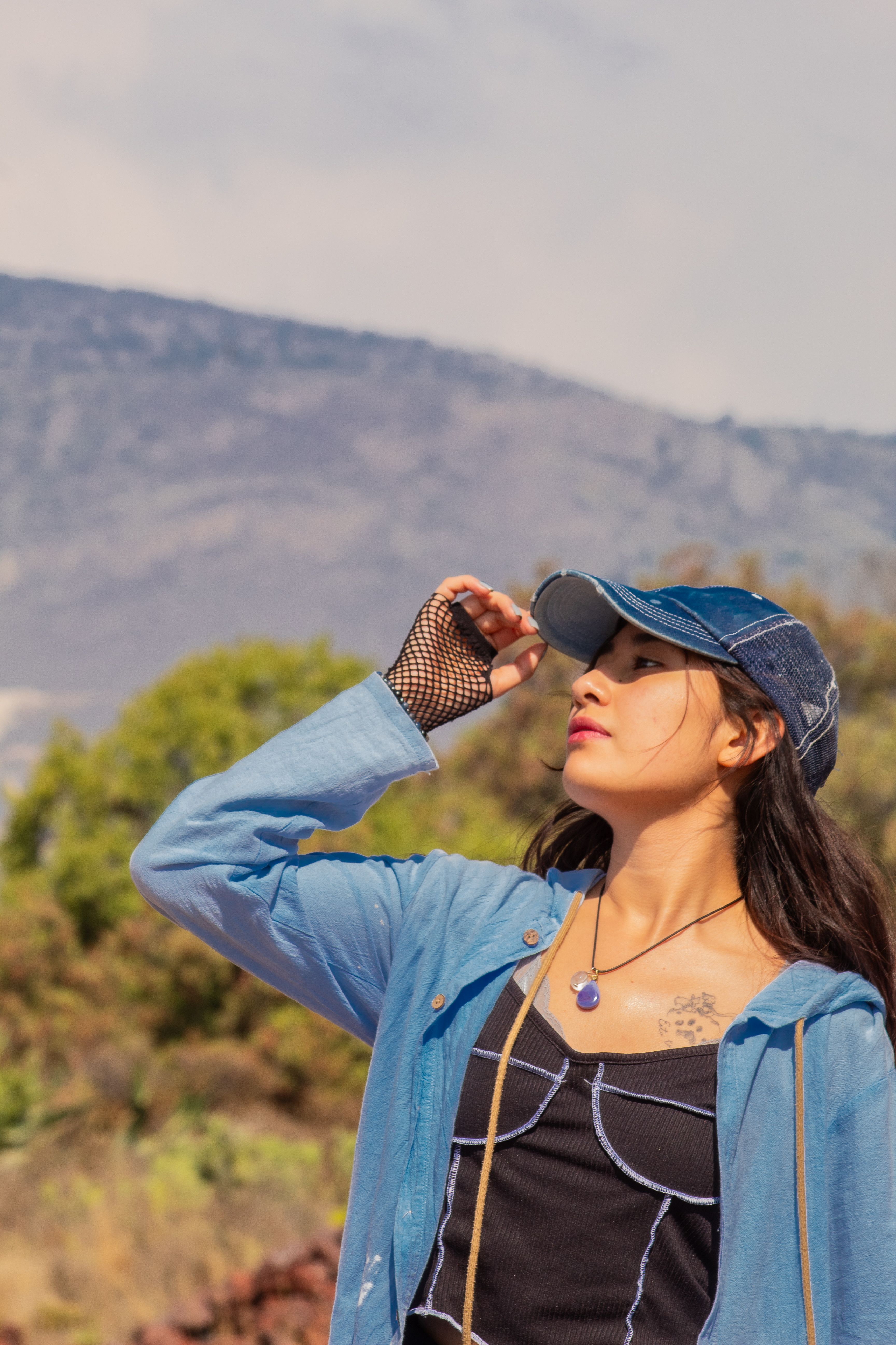 A young woman in casual attire explores the scenic mountains of Pachuca, Mexico.