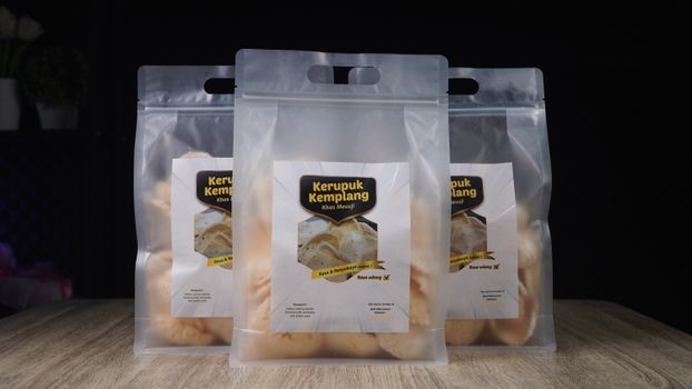 Clear packaging of Kerupuk Kemplang, showcasing crispy Indonesian prawn crackers. - Fotografer Sidoarjo