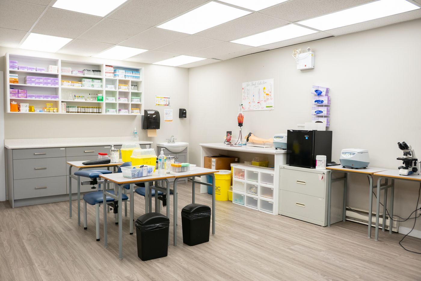 Consultório equipado com instrumentos organizados em ambiente clean