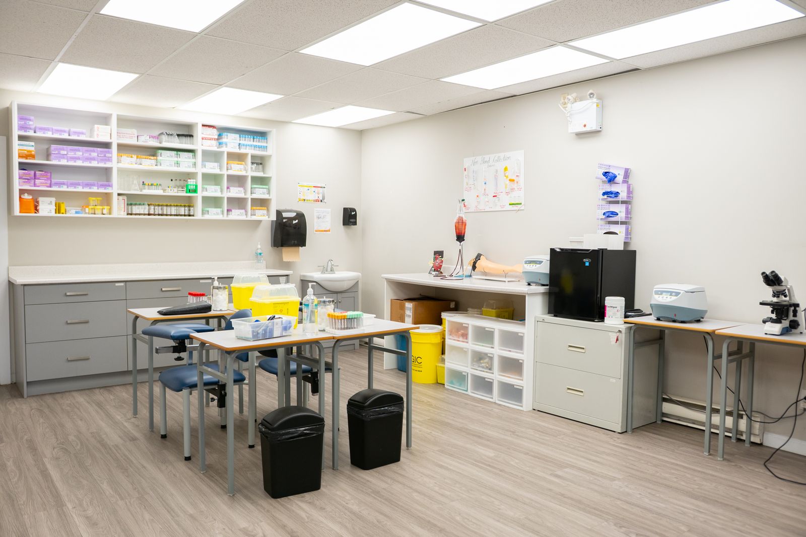 Heller moderner Praxis- und Laborraum mit medizinischer Ausstattung