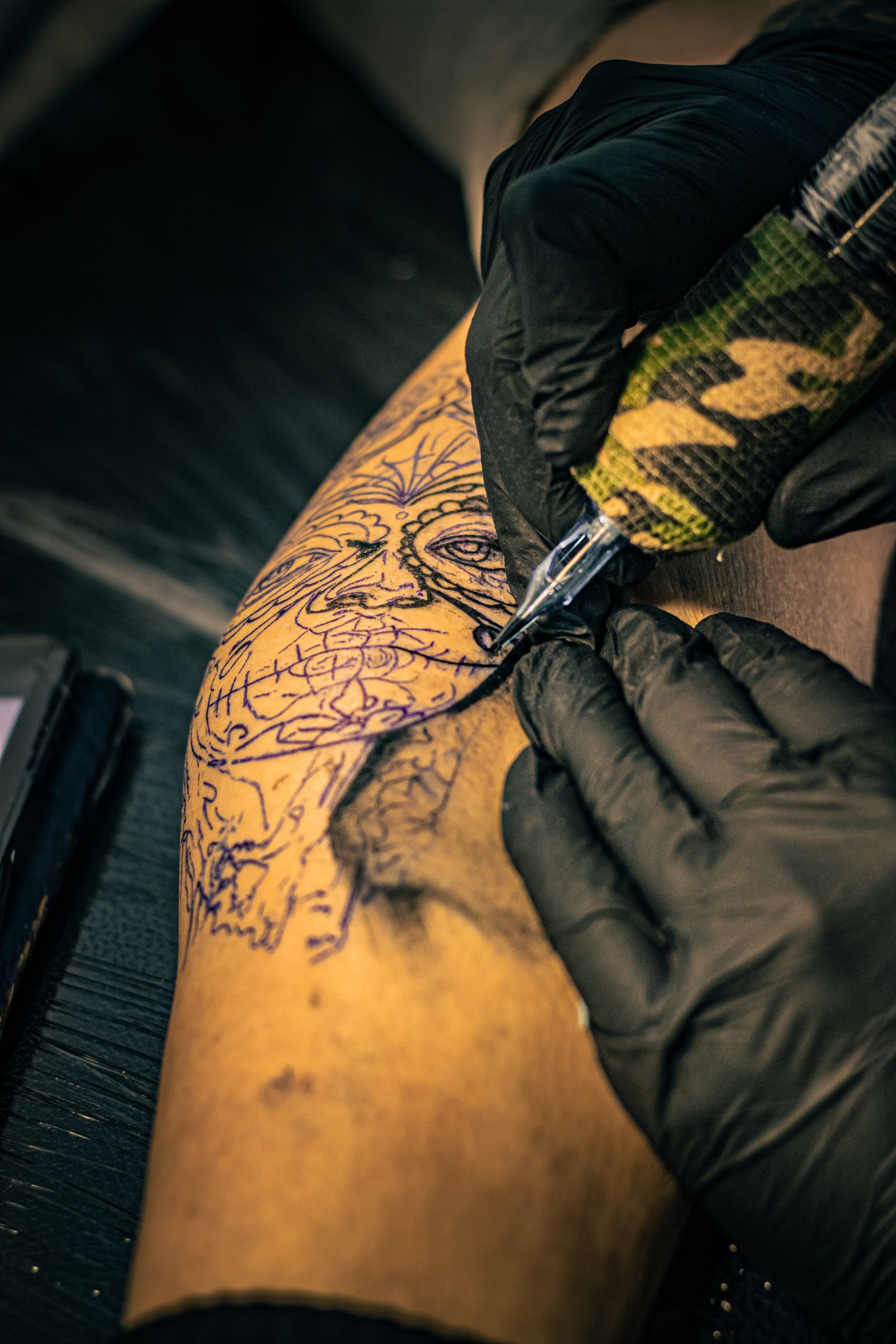 Detalle de tatuaje ornamental en proceso
