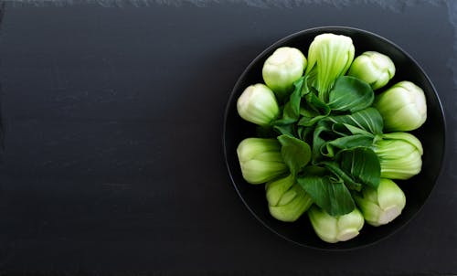 Légumes Verts Dans Un Bol Noir