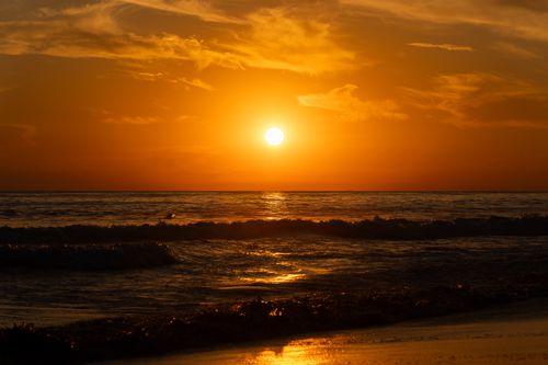 Free Capture the serene beauty of a golden hour beach sunset in El Salvador. Perfect for sunset lovers. Stock Photo