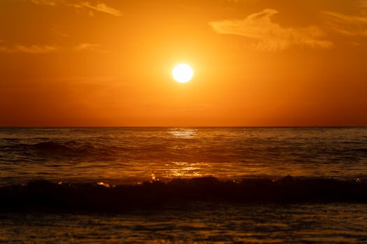 Captivating golden sunset over the ocean waves in El Salvador, showcasing nature's beauty.