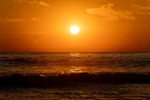 Free Captivating golden sunset over the ocean waves in El Salvador, showcasing nature's beauty. Stock Photo