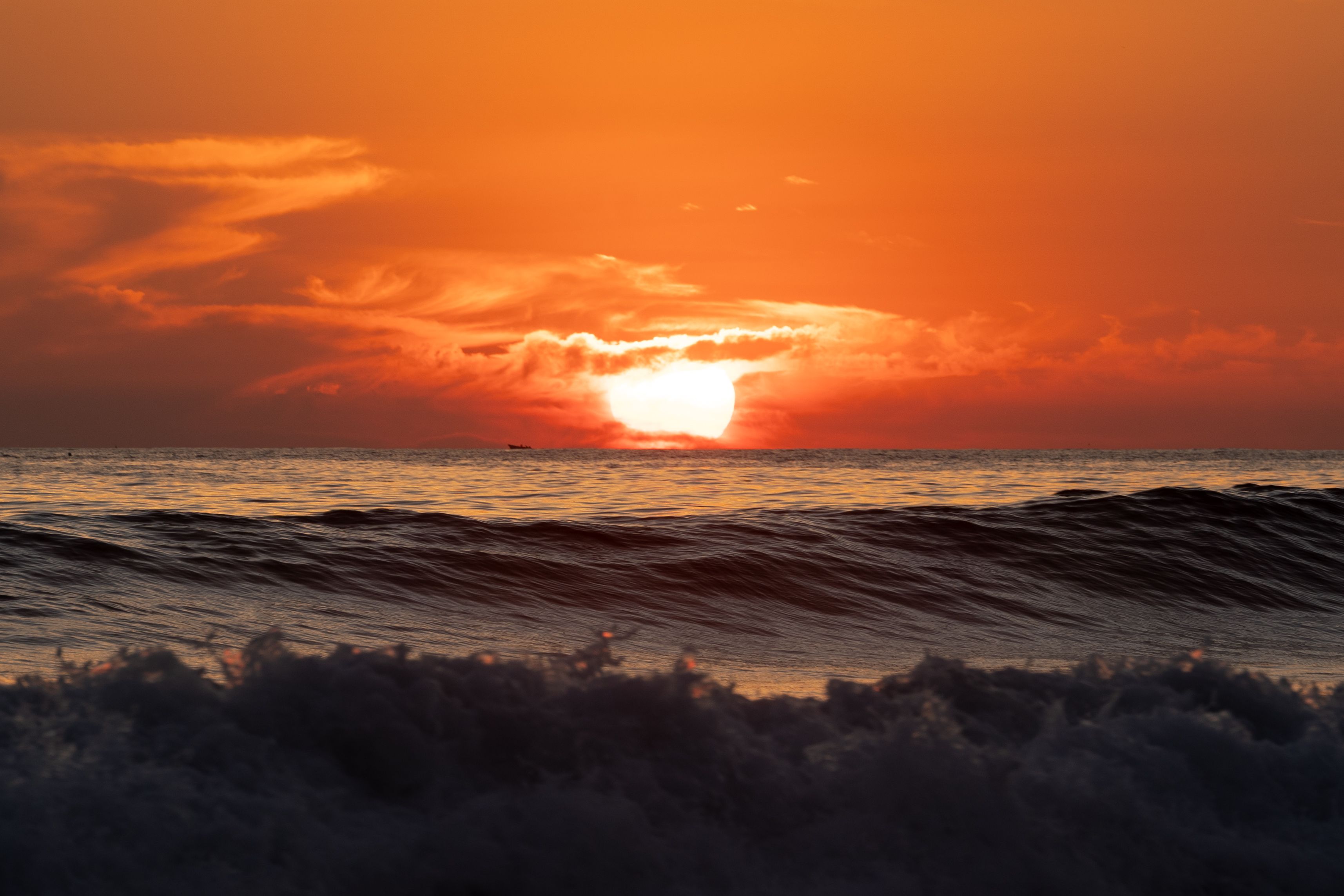 Stunning Sunset Over Ocean Waves in El Salvador · Free Stock Photo