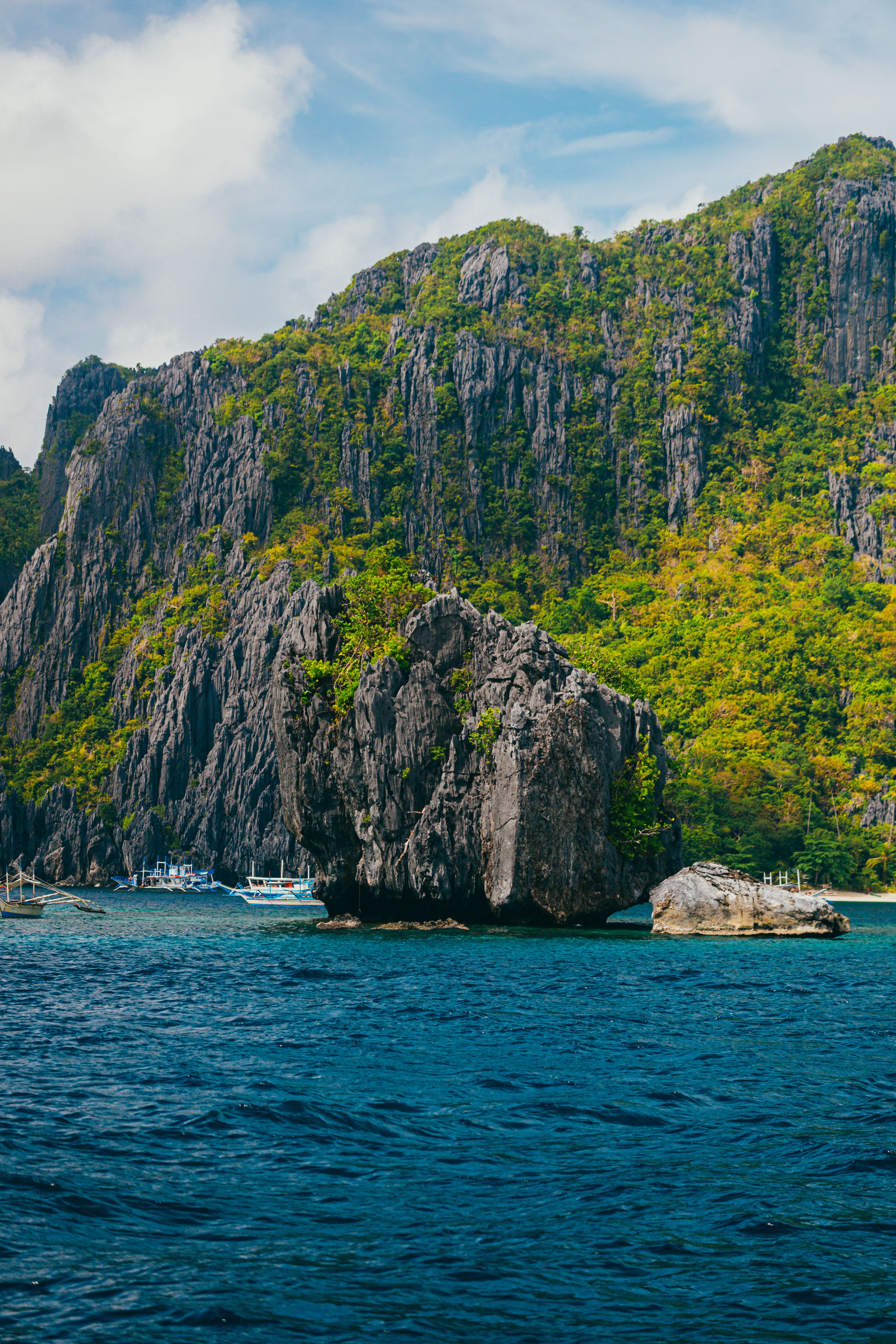 Scenic Limestone Cliffs and Pristine Waters · Free Stock Photo