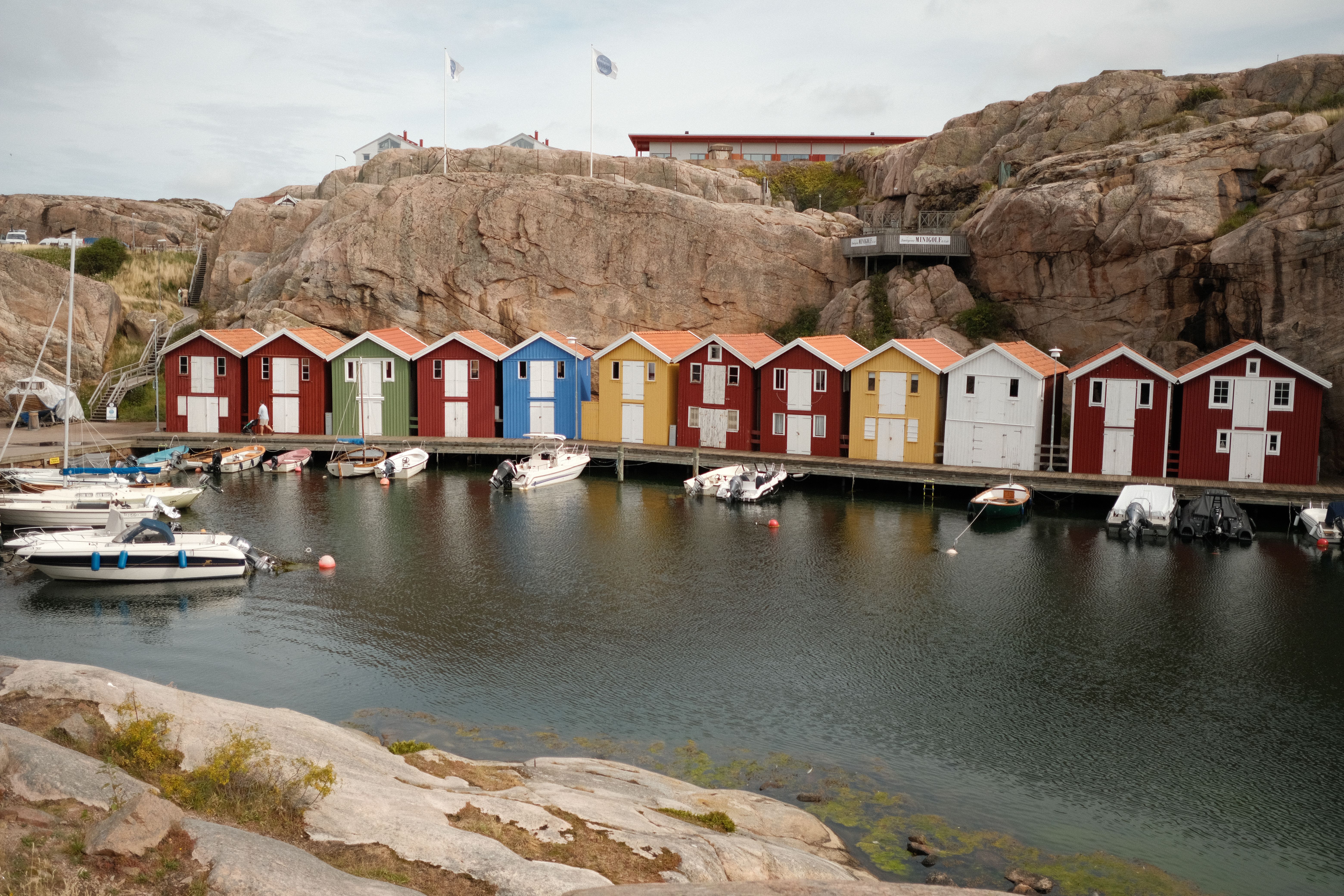 Gamla Stan Estocolmo 2026 — use internet via eSIM para explorar o centro histórico com GPS Gamla Stan, o centro histórico de Estocolmo, com suas construções coloridas medievais refletidas no canal — conectividade essencial para turistas
