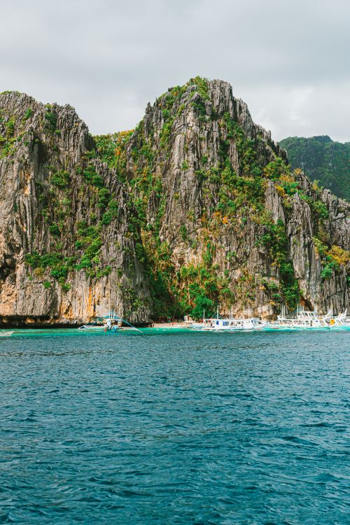 Free Dramatic limestone cliffs and turquoise waters in El Nido, Palawan, Philippines. Stock Photo
