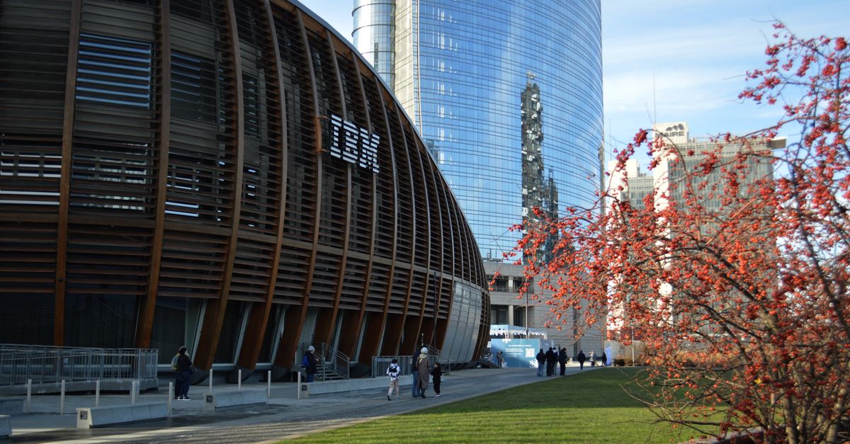 Sede di IBM al tramonto, con il logo ben visibile