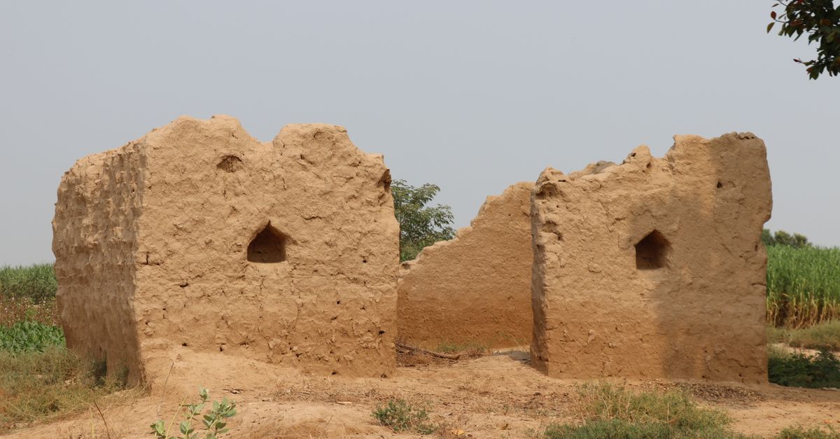 Small Adobe Structure Ruins of Adobe Structure in Rural Setting · Free Stock Photo
