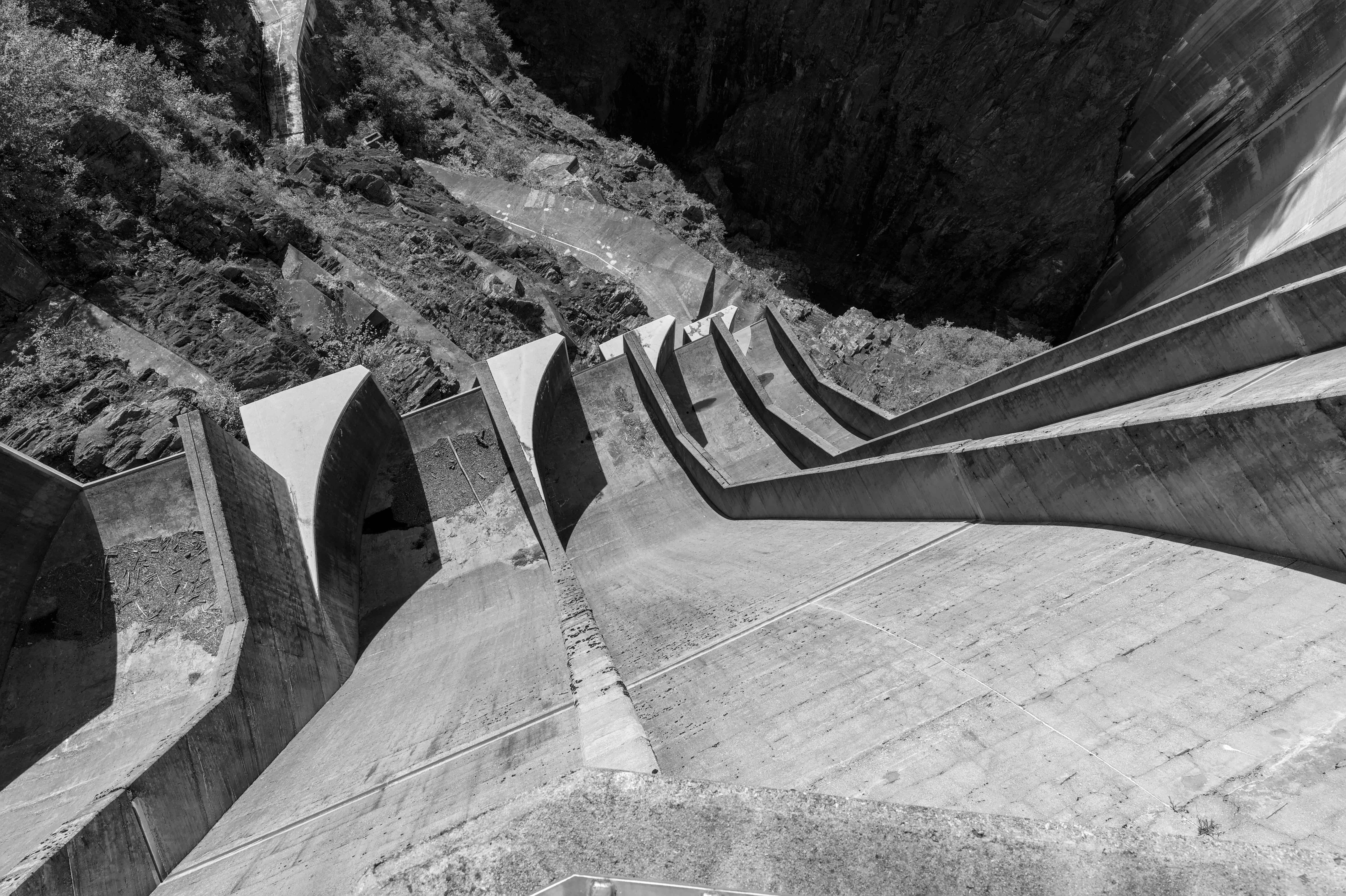 Monochrome aerial view of the stunning Verzasca Dam in Ticino, Switzerland.