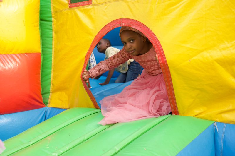 Niño celebrando su cumpleaños en un hinchable de colores