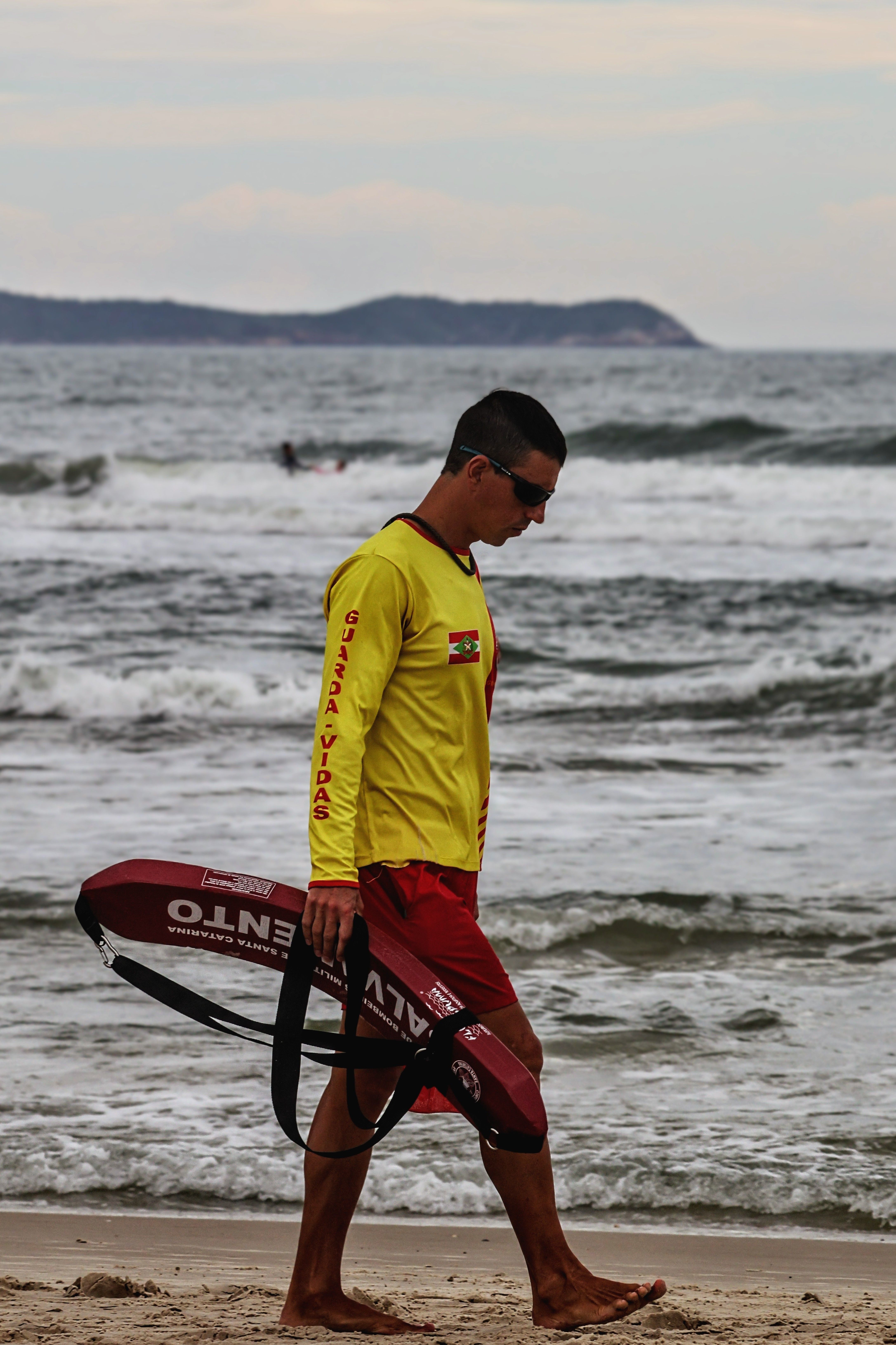 Lifeguard hero saves 10-year-old from rip current, dies next day, linking two families