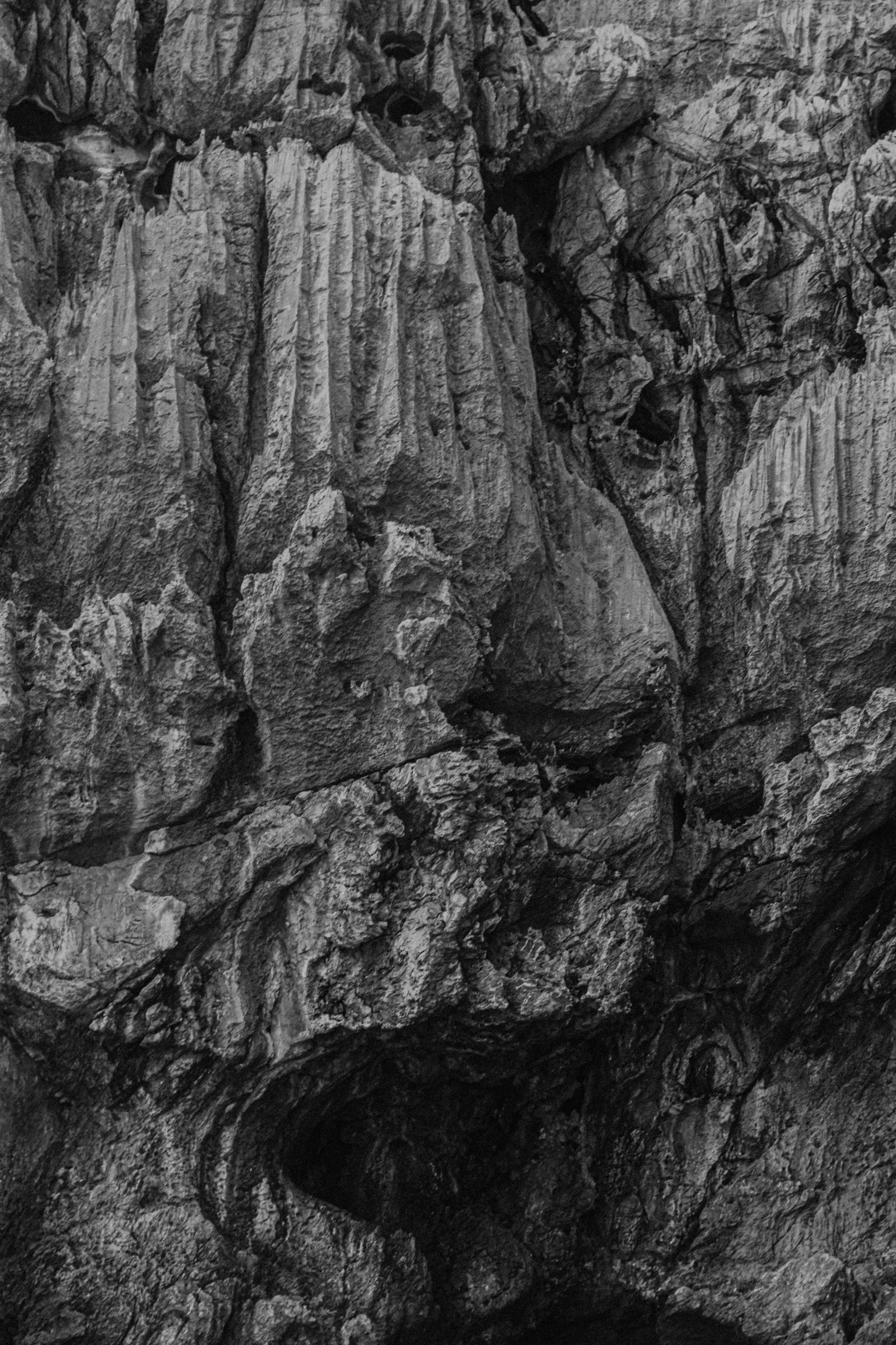 Gratis Teksturert svart-hvitt-bilde av naturlige fjellformasjoner som fremhever geologiske trekk. Arkivbilde