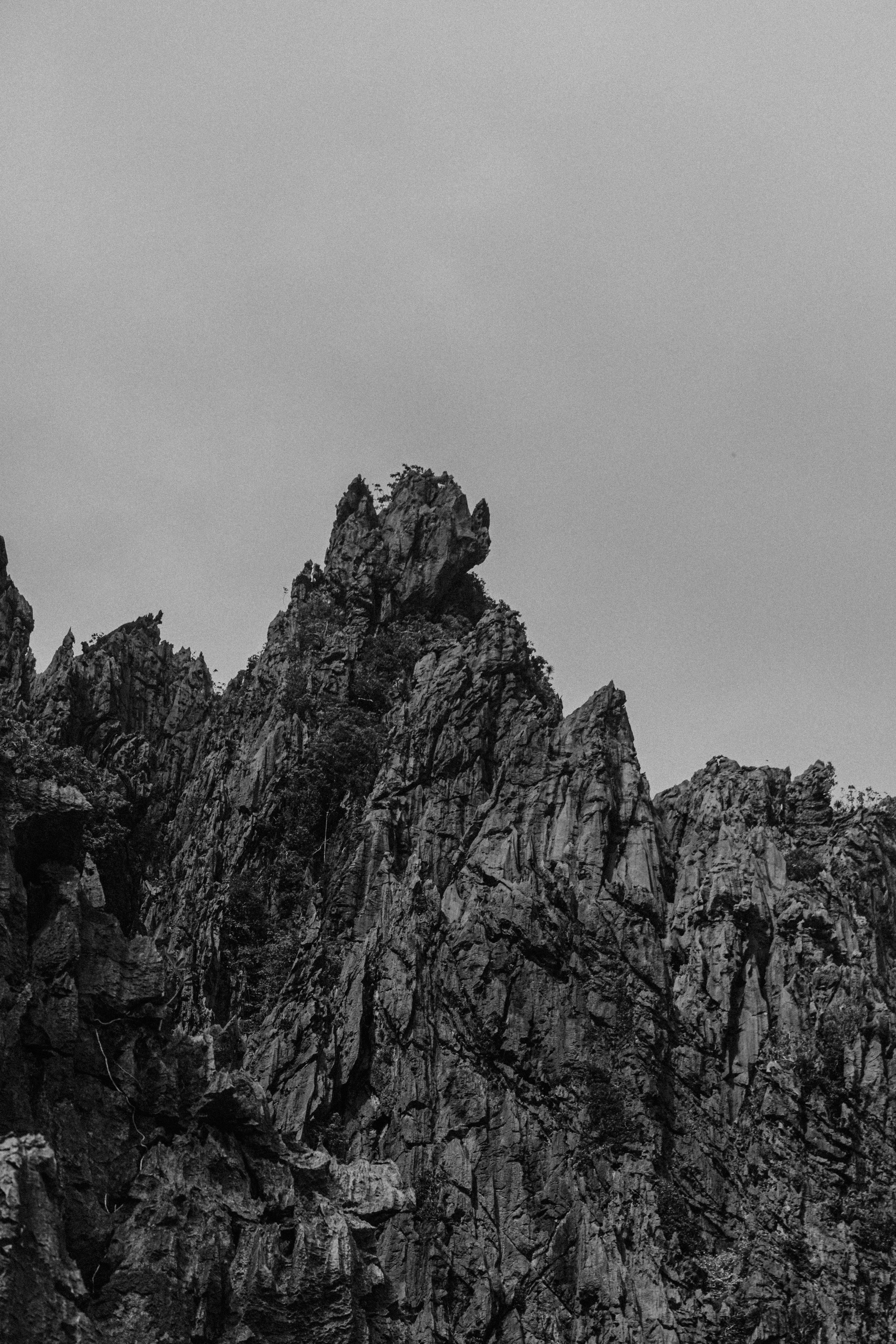Dramatic Black and White Rocky Mountain Peaks · Free Stock Photo