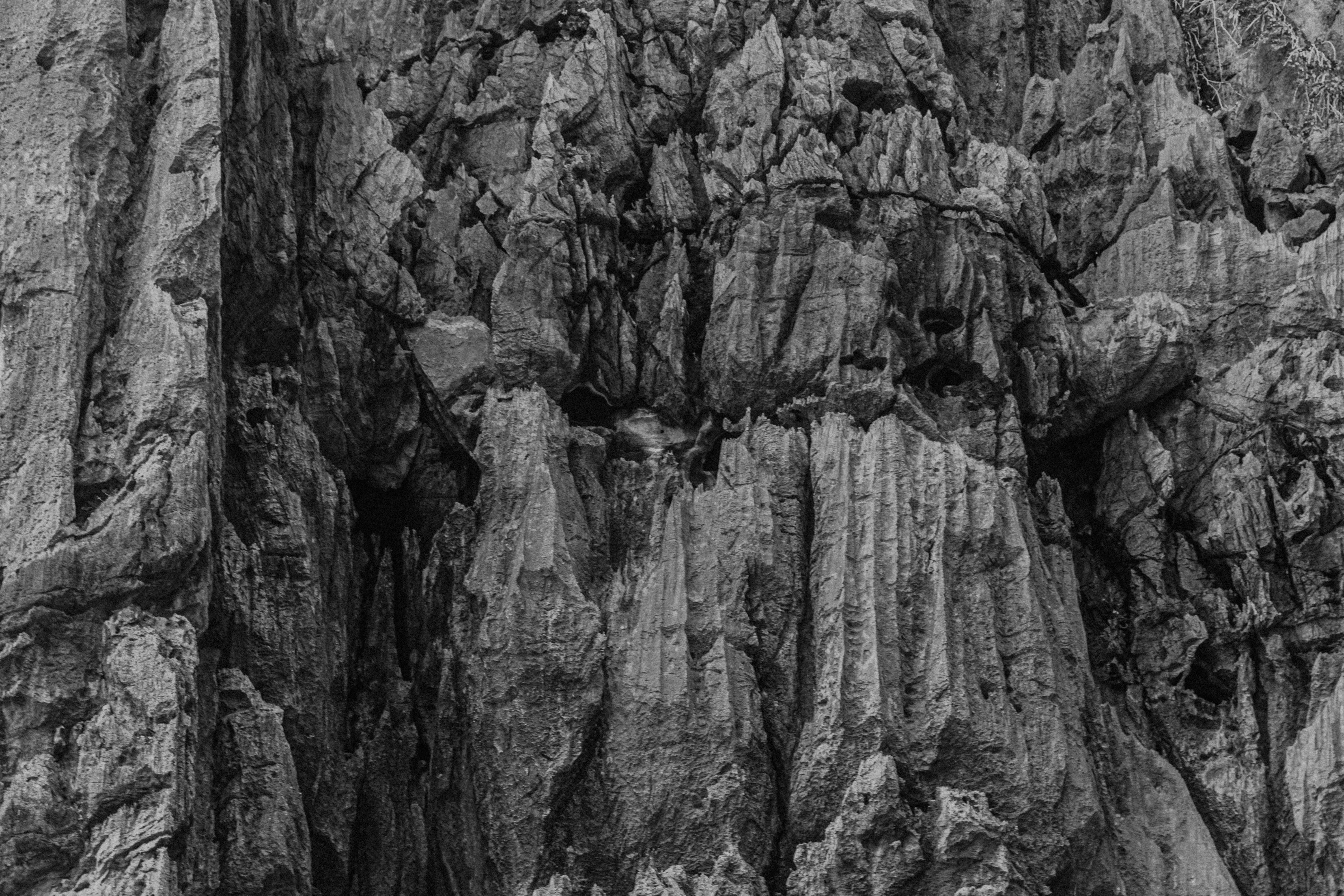 Gratis Detaljert svart-hvitt-nærbilde av en robust fjellformasjon, som viser frem naturlige teksturer og geologiske mønstre. Arkivbilde