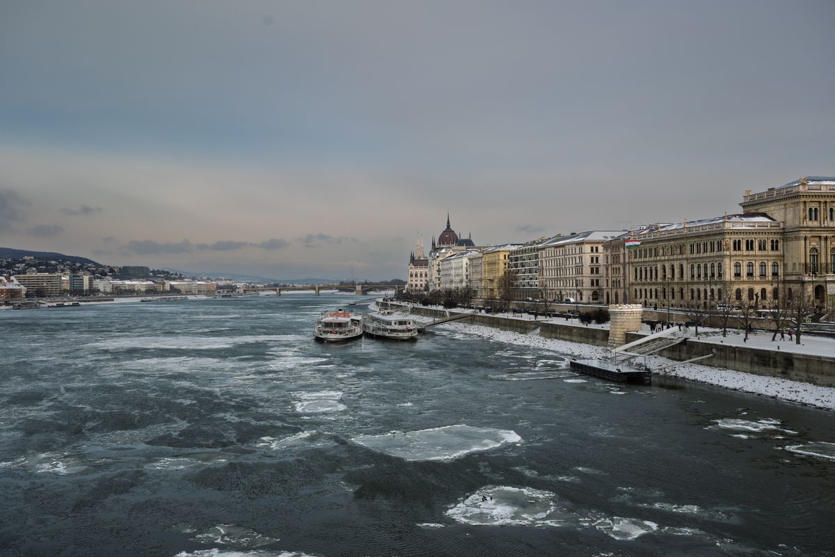 Dunărea la Budapesta plină de sloiuri de gheață, cu faleza dinspre Pesta în fundal