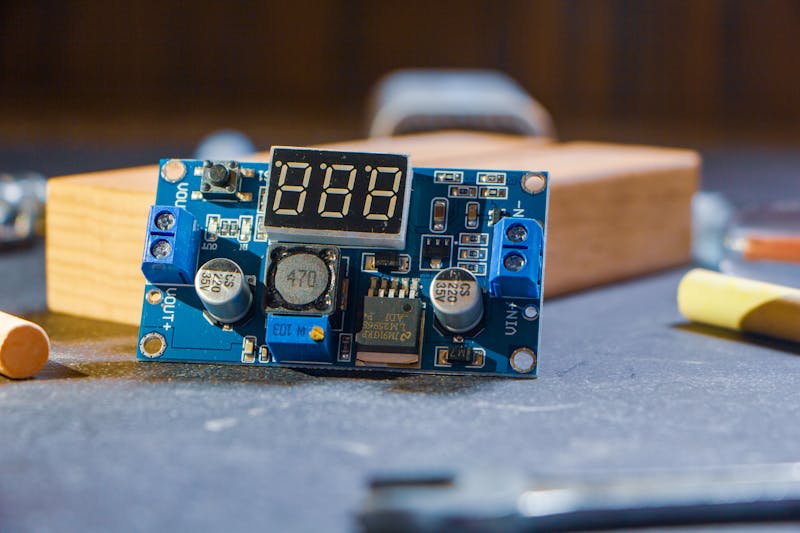 Componentes electrónicos y montaje de proyectos