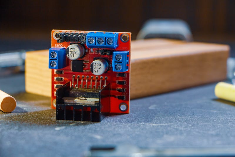 Componentes electrónicos y montaje de proyectos