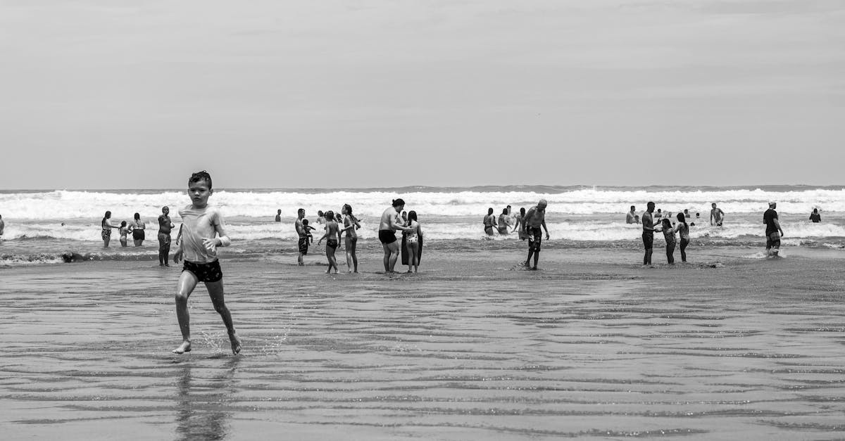 Salto de Desenvolvimento: O Guia Completo para Entender e Passar por Cada Fase do Bebê baby playing with stacking cups - salto de desenvolvimento