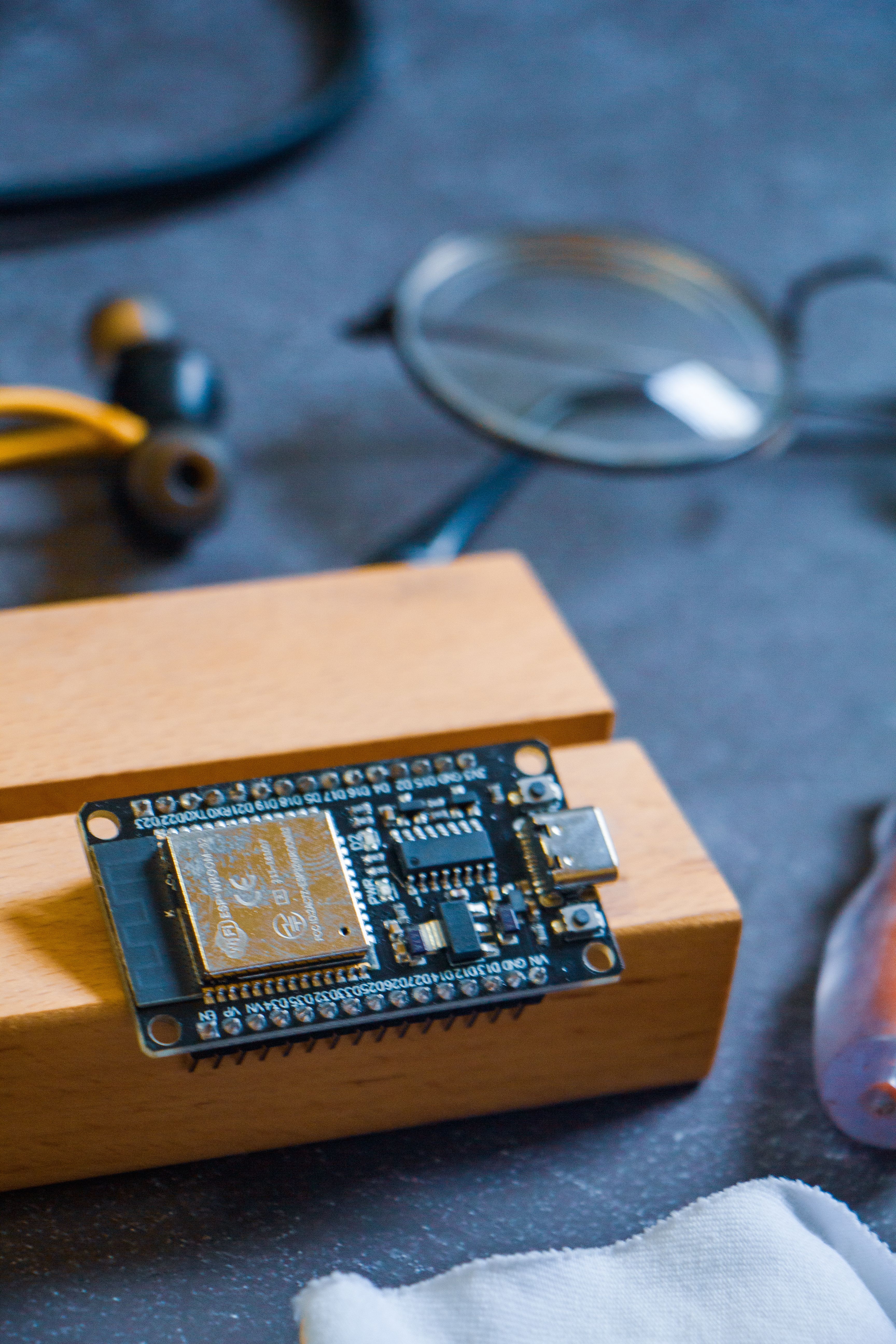 Microcontroller on Wooden Block in Dhaka Studio · Free Stock Photo