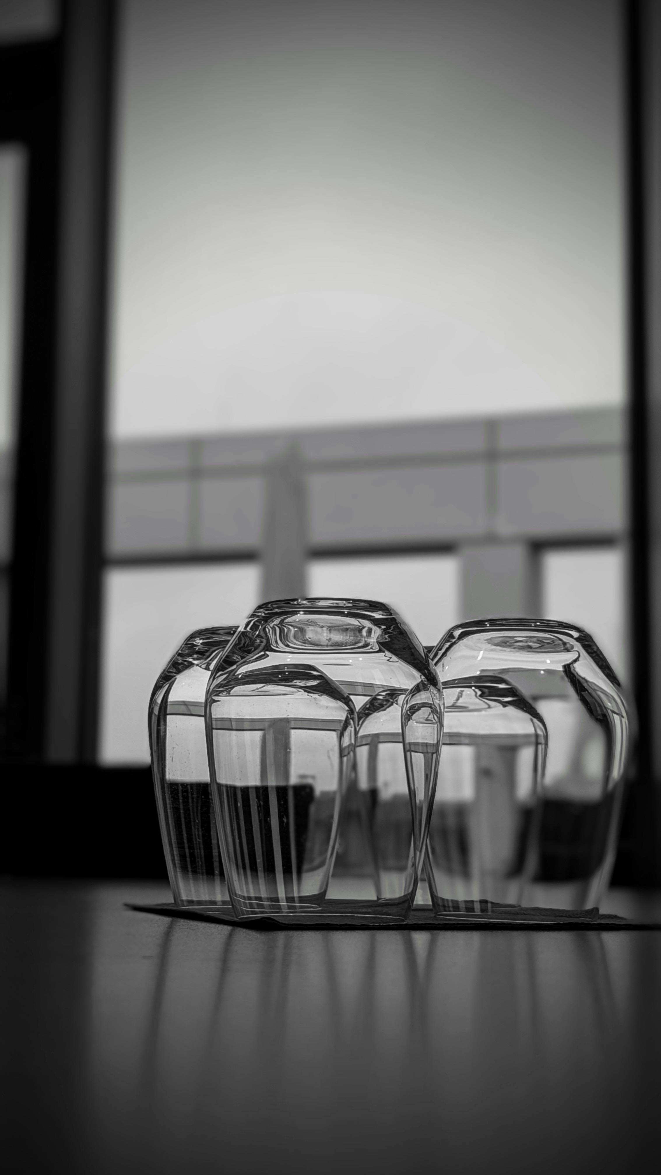 Δωρεάν Καλλιτεχνική σύνθεση γυάλινων σκευών σε εσωτερικούς χώρους με μοντέρνο αρχιτεκτονικό φόντο. Φωτογραφία από στοκ φωτογραφιών