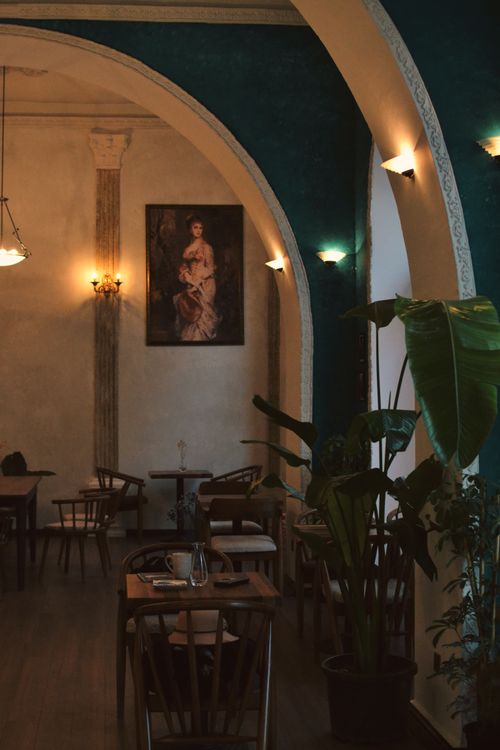 Free Elegant restaurant interior featuring classic archways, warm lighting, and vintage decor. Stock Photo