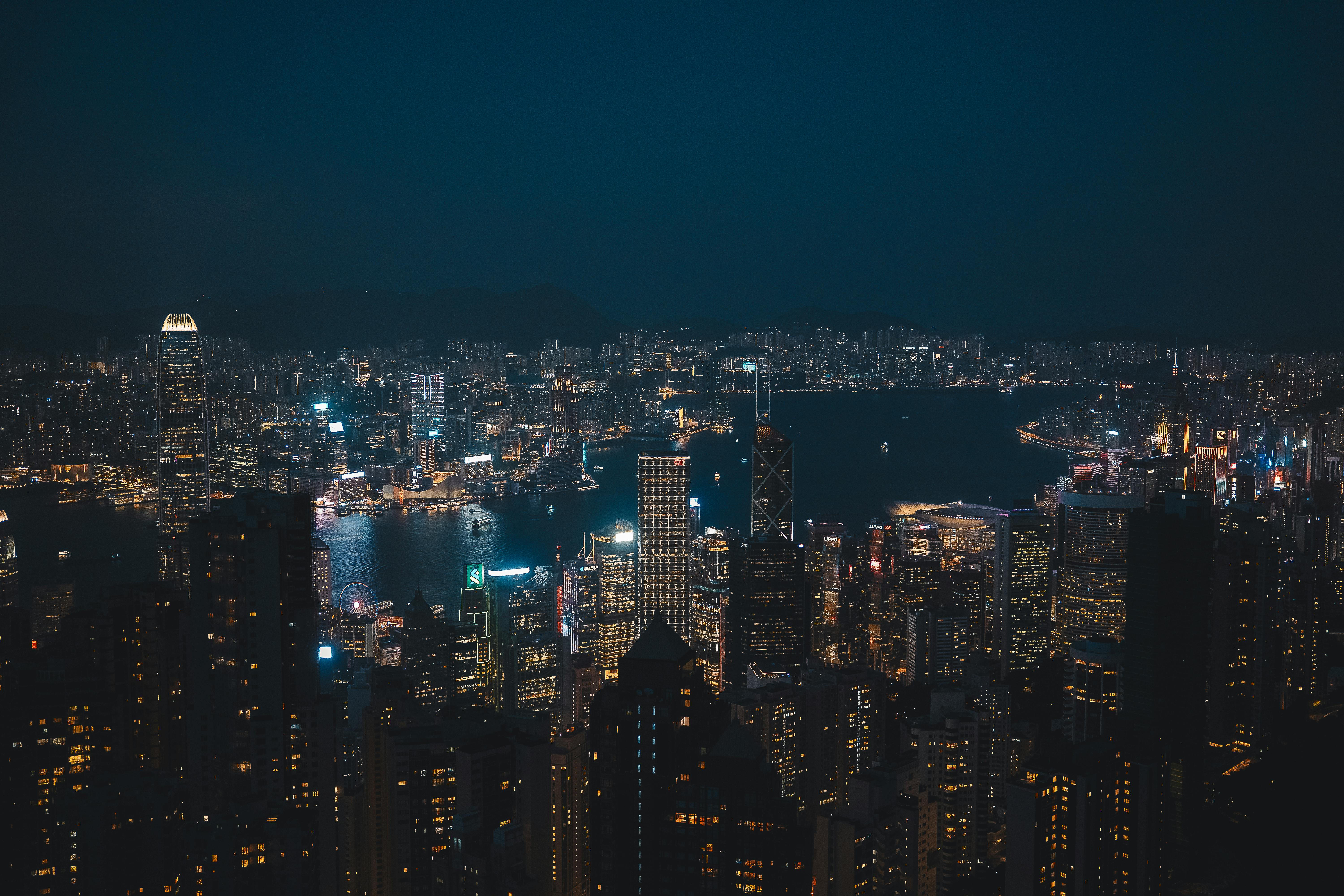 منظر بانورامي لمدينة هونغ كونغ ليلاً