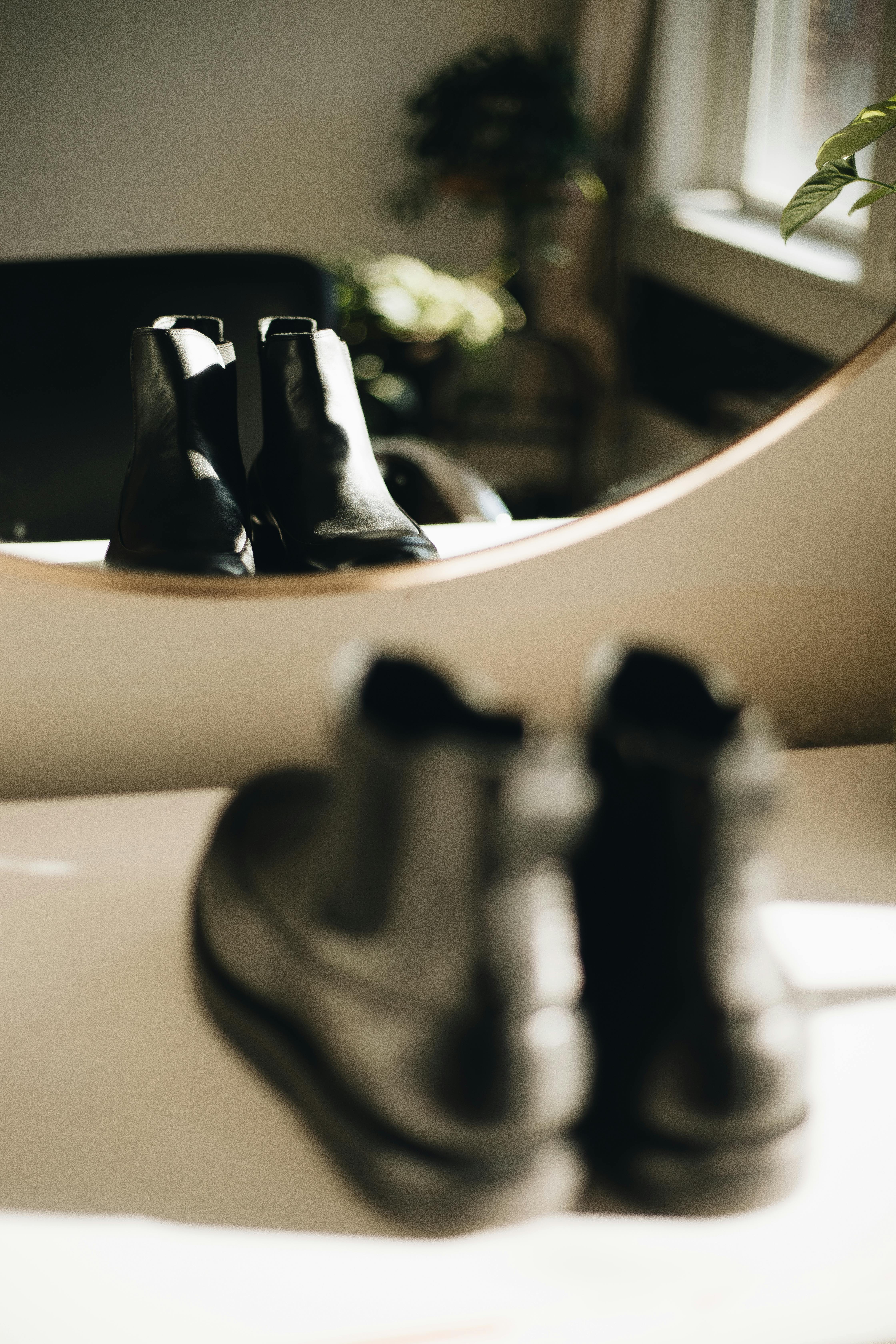 Miễn phí Đôi bốt da thanh lịch phản chiếu trong gương thể hiện sự khéo léo và phong cách cổ điển. Ảnh lưu trữ