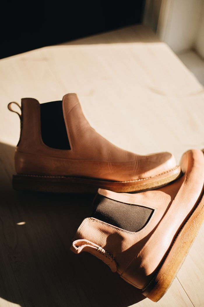 Pair of tan leather chelsea boots, photo by Daniel & Hannah Snipes on Pexels
