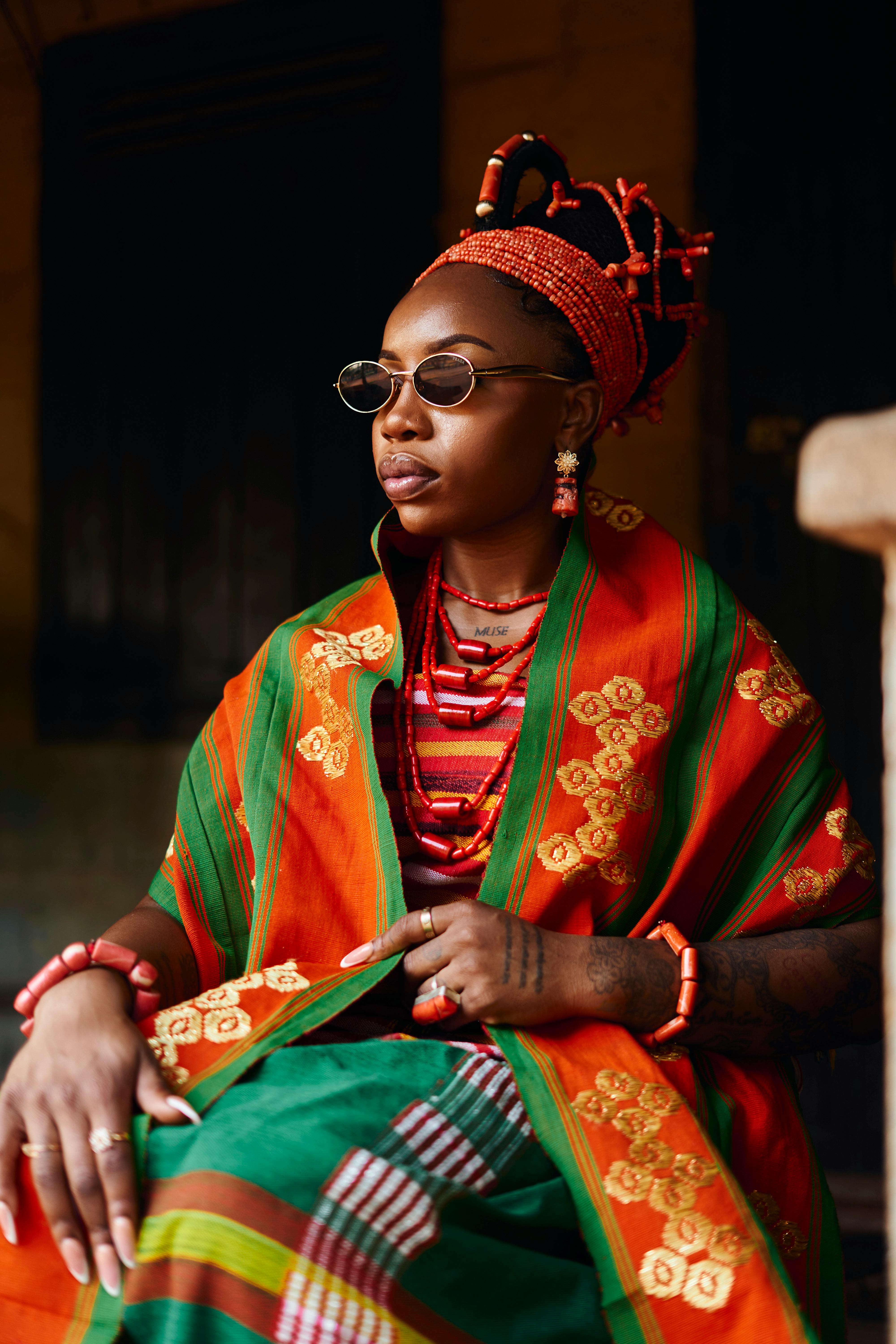 Gratis Stilig kvinne iført livlige afrikanske tradisjonelle klær og tilbehør. Arkivbilde