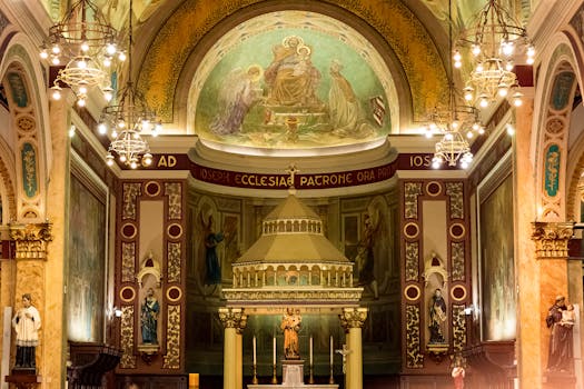 大教堂内部的巴洛克式建筑错综复杂，壁画令人惊叹