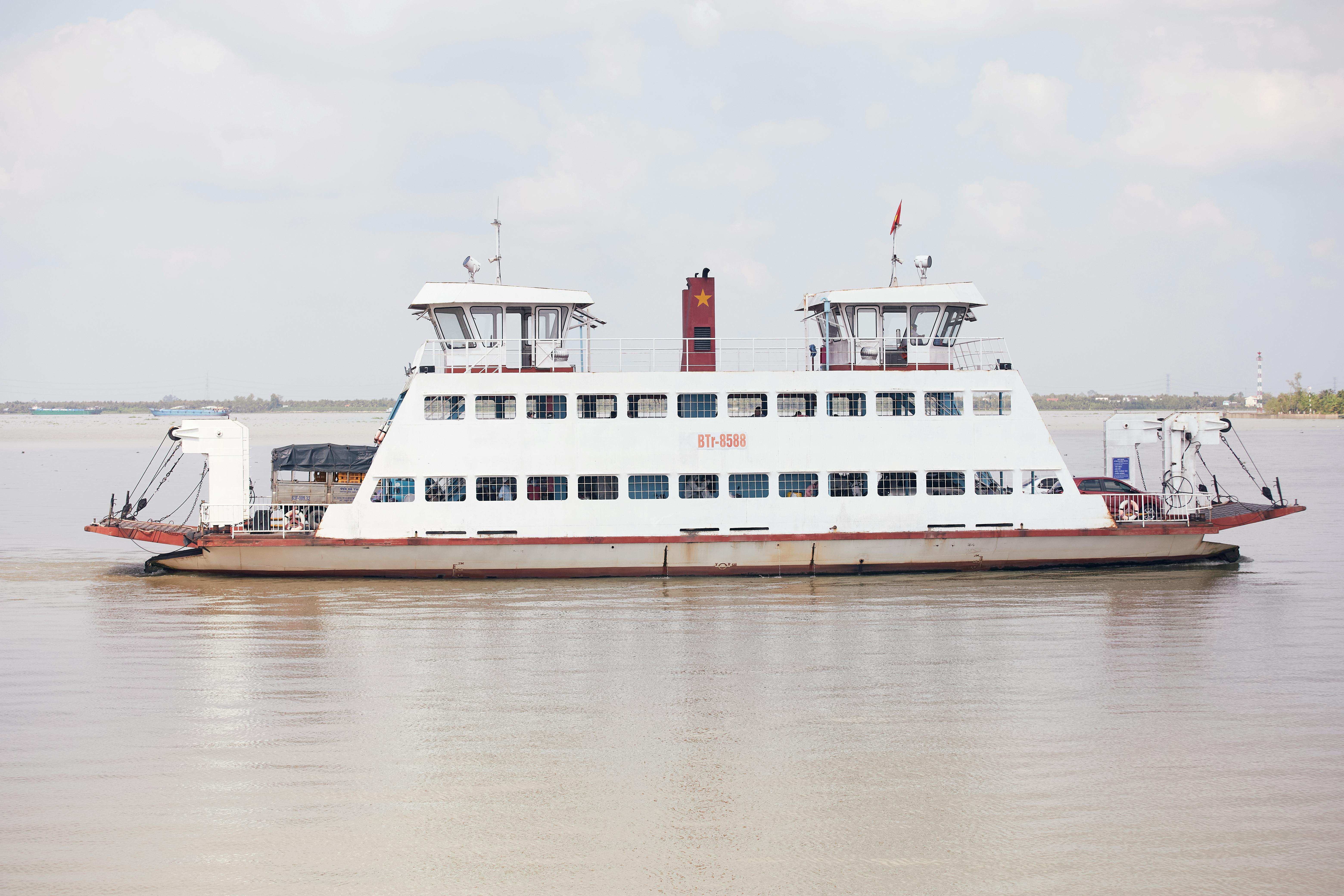 Caminhão transportando produtos agrícolas em rodovia, otimizando a logística de distribuição.