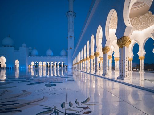 Free Captivating evening view of the Grand Mosque's stunning arches and design. Stock Photo