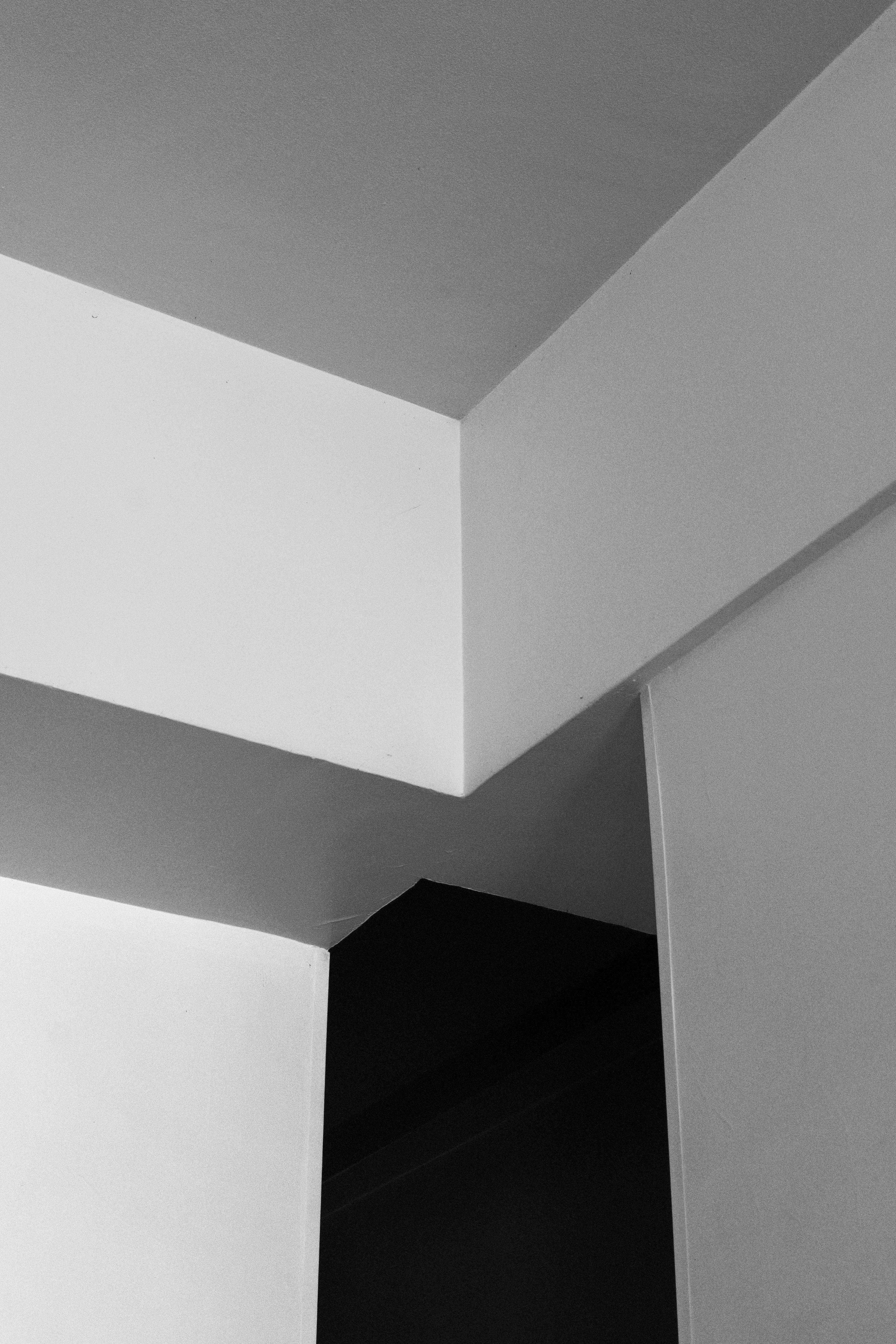 Free A minimalist black and white photo highlighting geometric architecture, emphasizing clean lines and shapes. Stock Photo