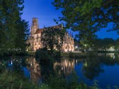 夜色中，圣约翰教堂灯火通明，倒映在宁静的斯图加特湖面上