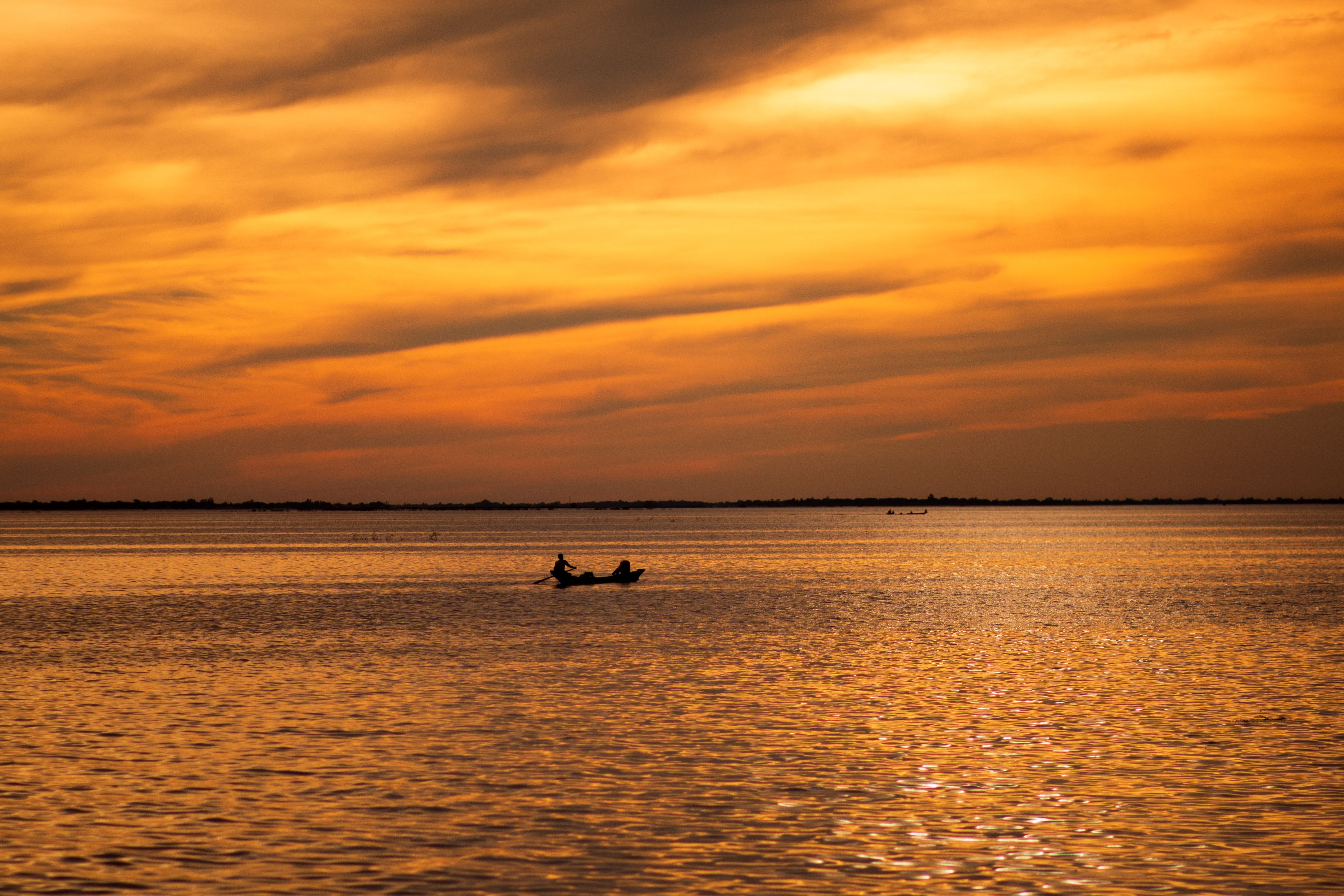 Serene Sunset Over a Tranquil Lake · Free Stock Photo