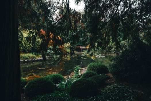 Brücke & Garten im Anime-Look – Digitales Kunstwerk (von Ali Kazal, 8192×5464, #35657748)