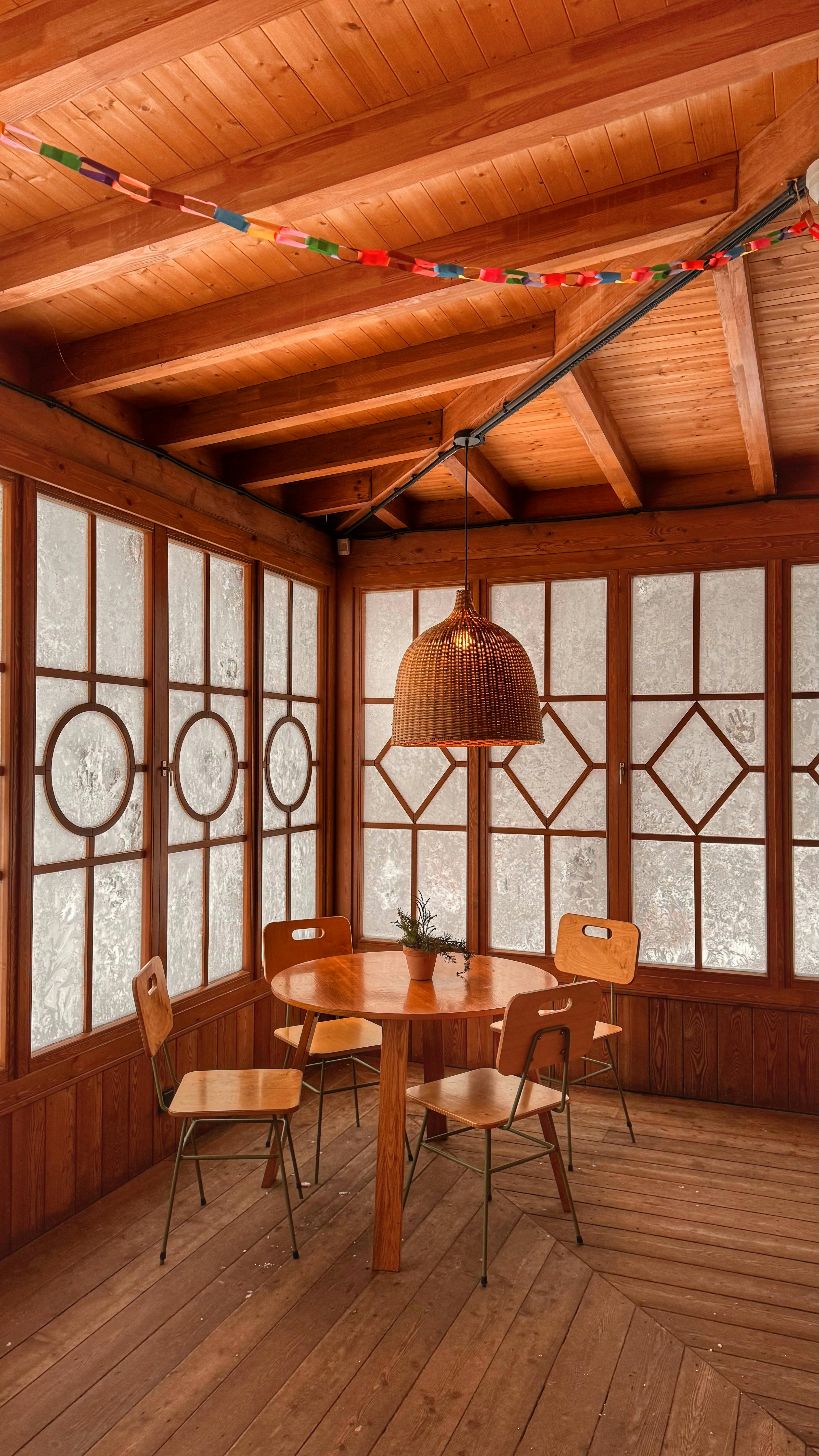 Gratuit Cameră caldă din lemn, cu decor vintage și lumină naturală pentru o ambianță confortabilă. Fotografie de stoc