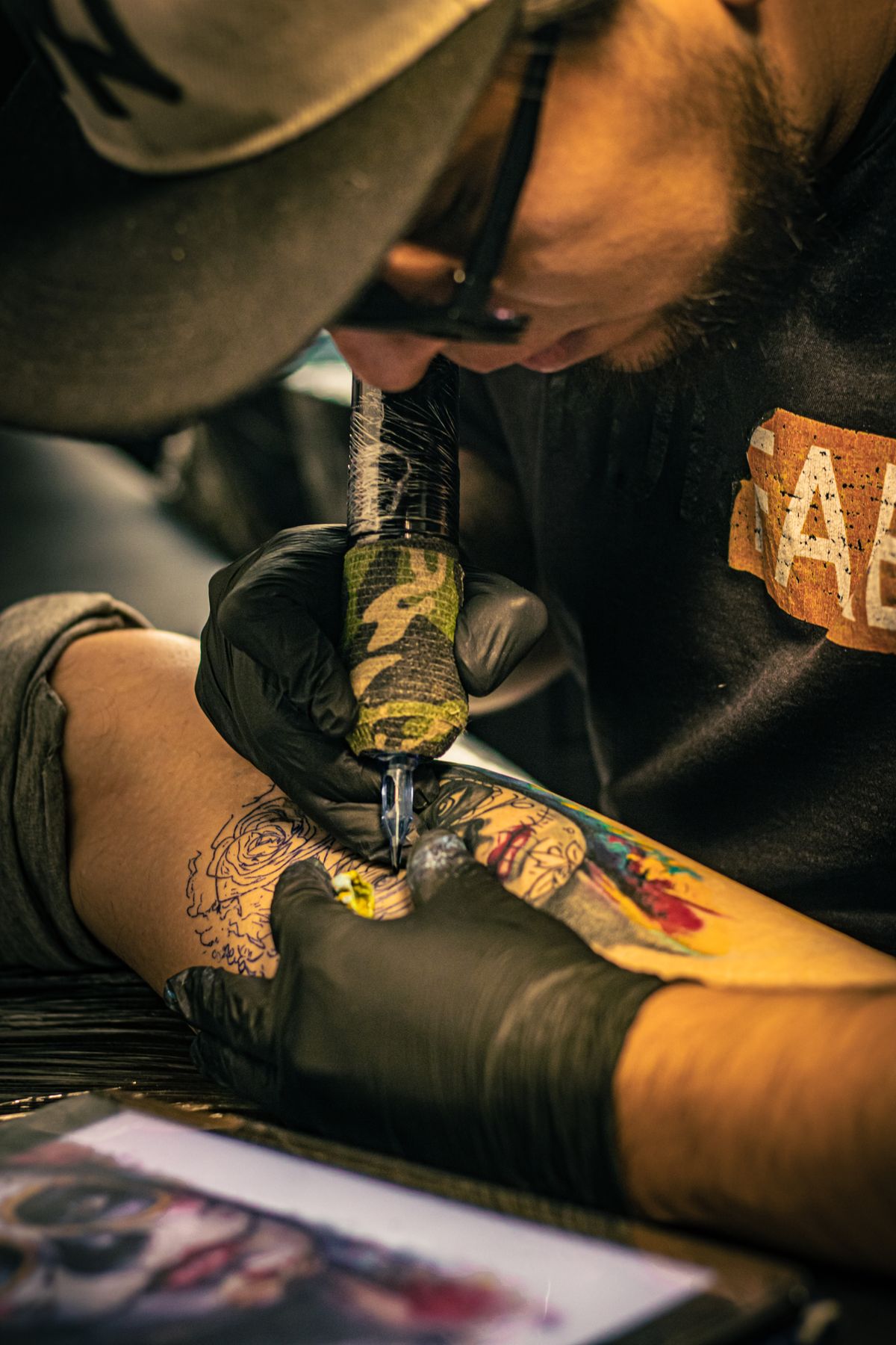 Artista profesional creando diseños