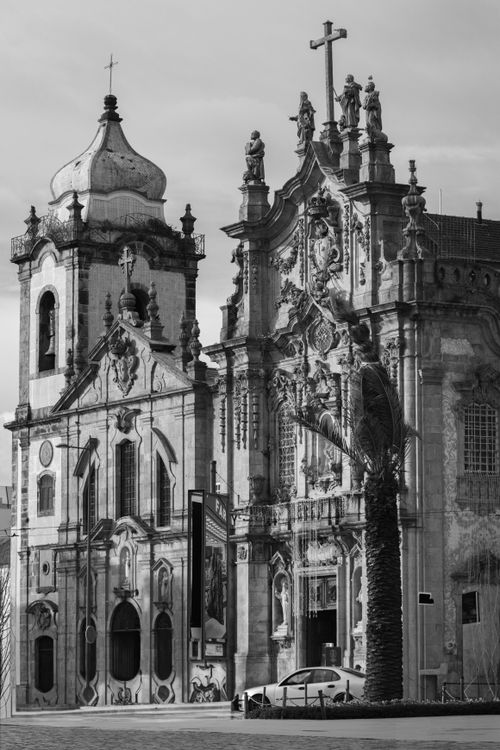 Free Black and white photo capturing the intricate facade of Igreja do Carmo in Porto, highlighting Portuguese Baroque architecture. Stock Photo