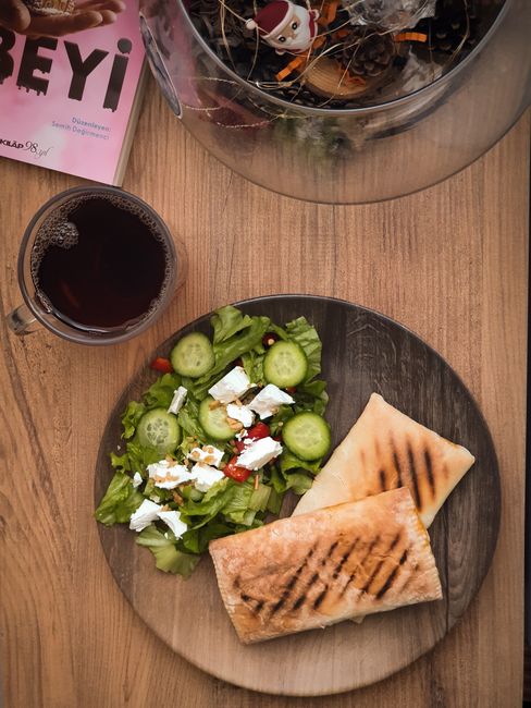 Matambre de Pollo Relleno de Acelga y Provolone Light con Ensalada Criolla