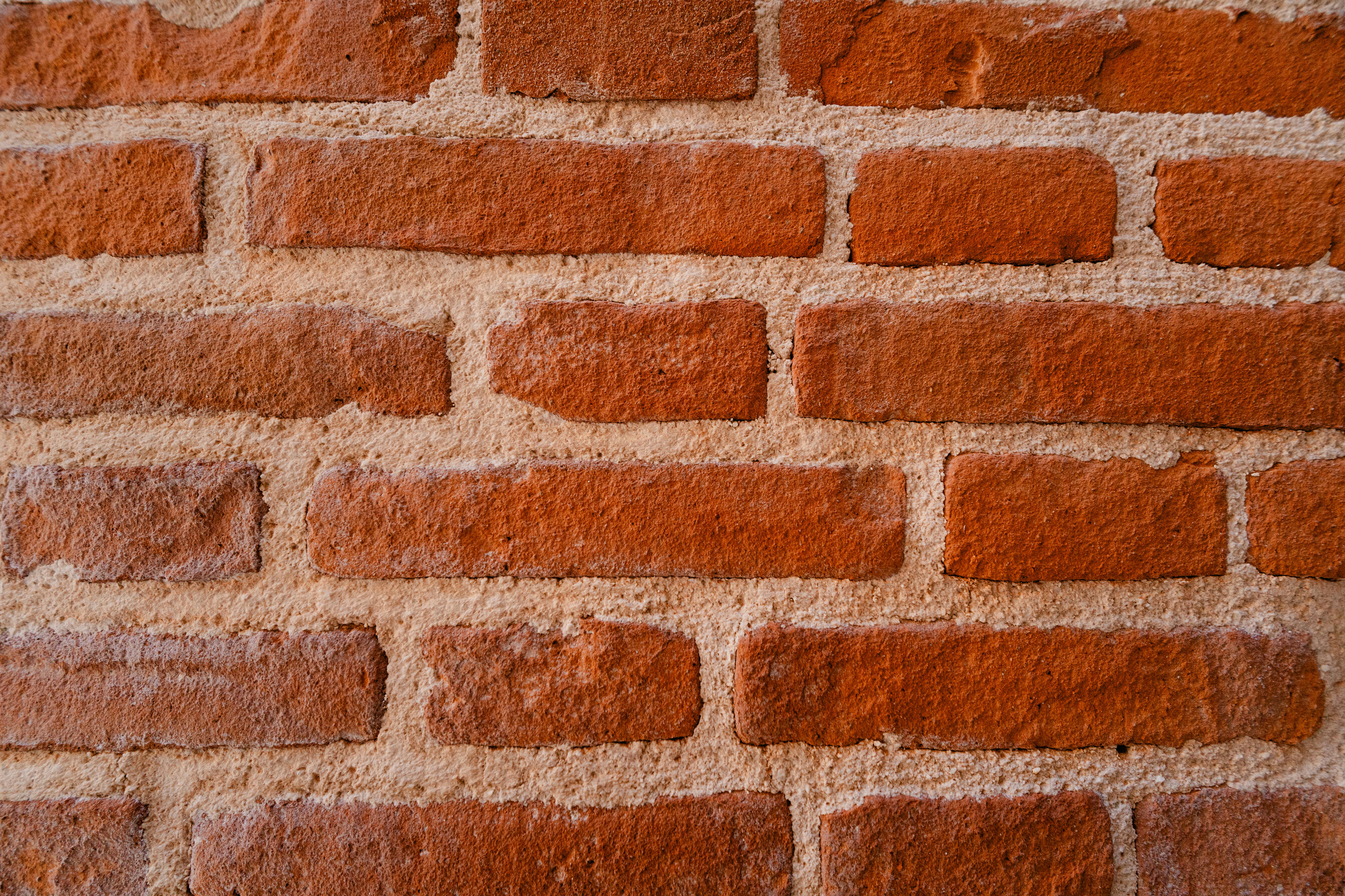 Gratis Vista detallada de una pared de ladrillo rojo clásica que muestra textura y patrón. Foto de stock