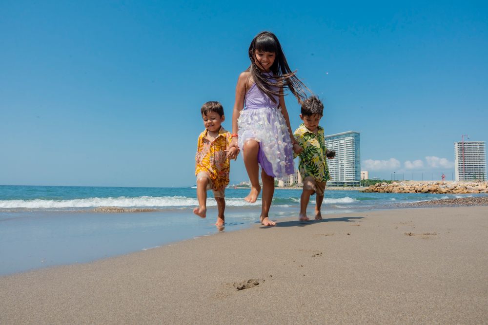 Niños jugando en la playa en un día soleado
