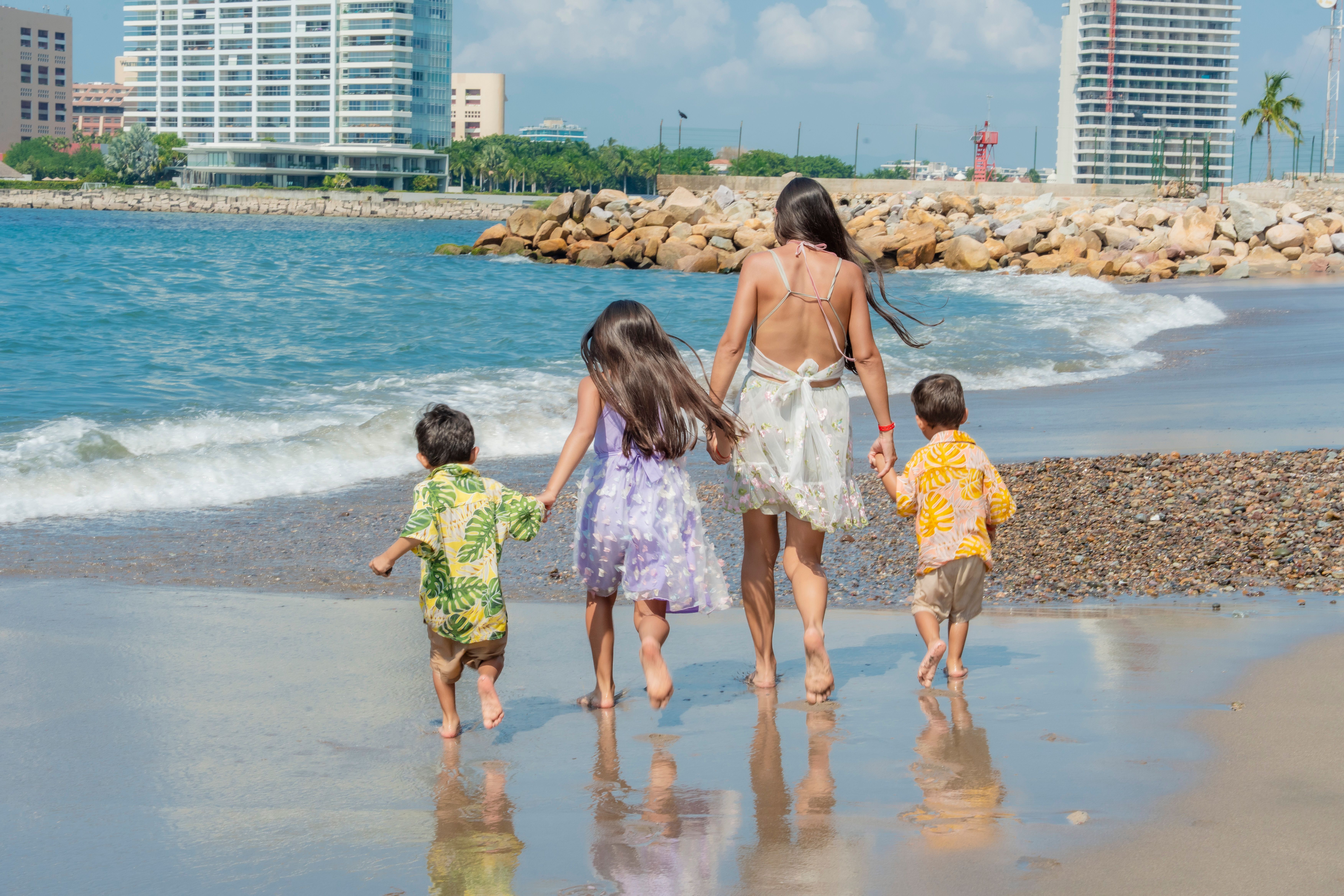 family travel packages — Photo by Luis Becerra  Fotógrafo on Pexels