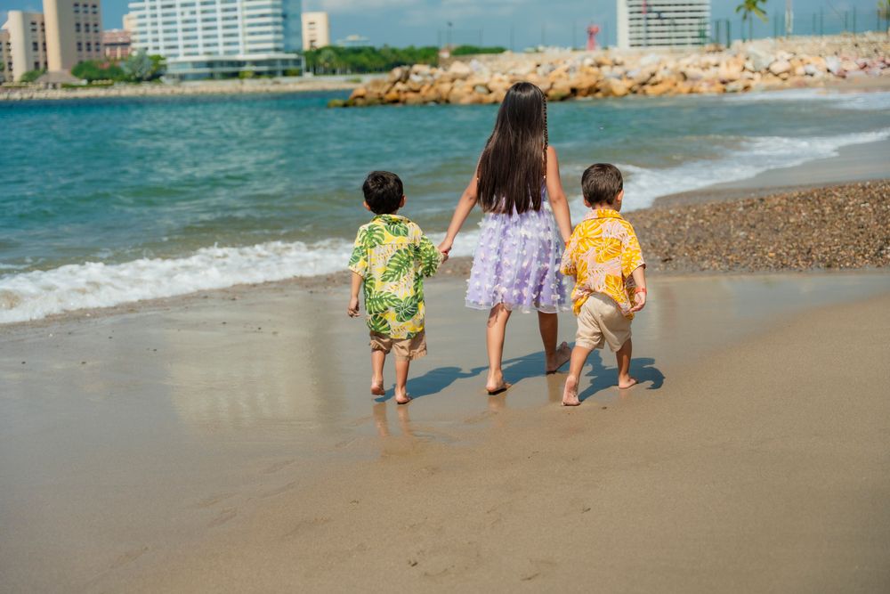 Niños caminando juntos por la playa en un día soleado