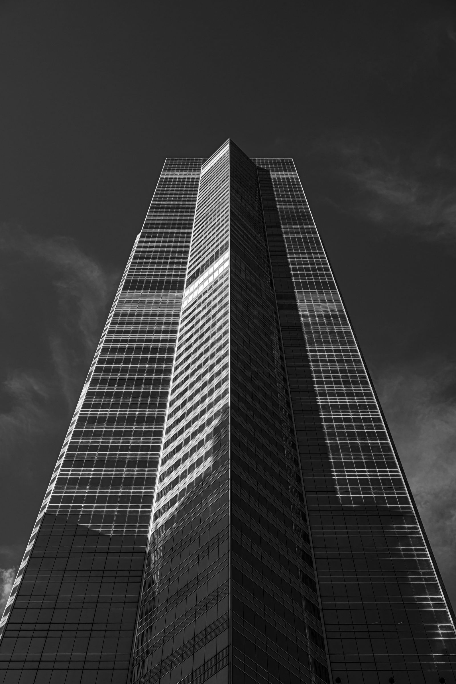 Dramatic Black and White Skyscraper Architecture · Free Stock Photo