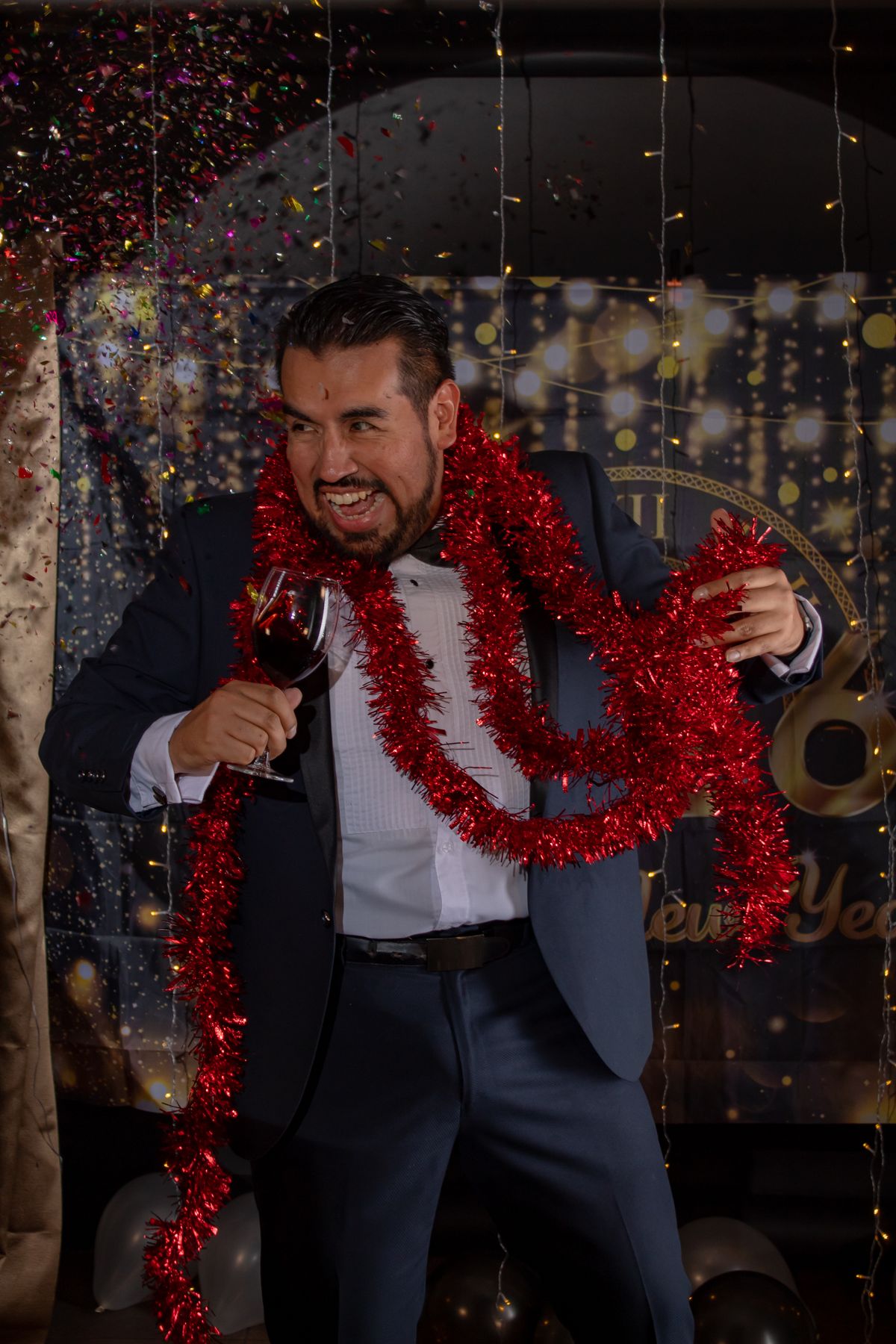 Celebración de Nochevieja con confeti y ambiente de fiesta